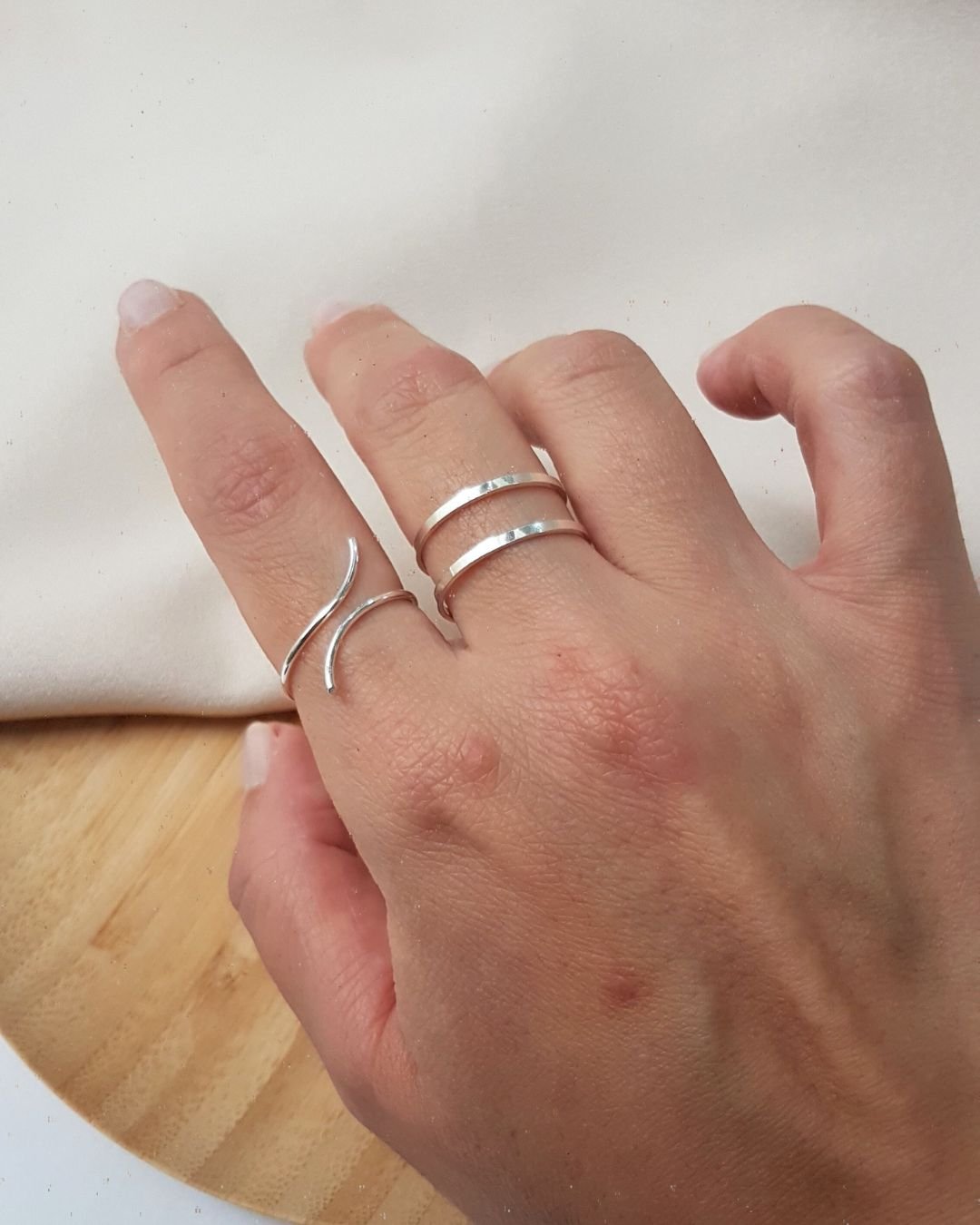 ANEL FIO LISO ONDULADO AJUSTÁVEL DE PRATA 925