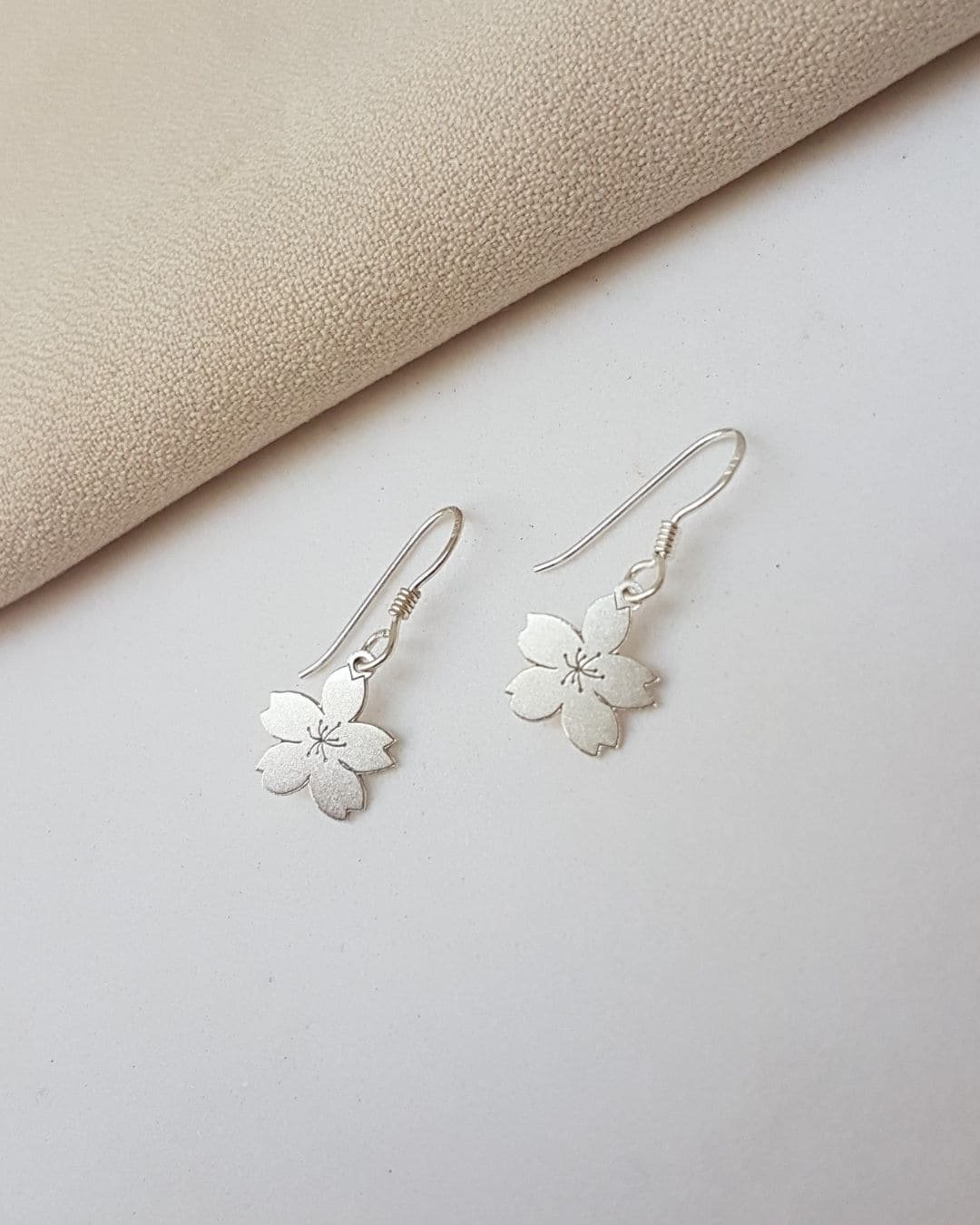 BRINCO ANZOL SAKURA PRATA 925