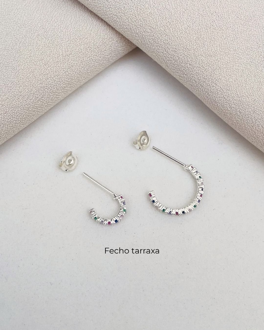 BRINCO ARGOLA ABERTA COLORIDA ZIRCÔNIAS PRATA 925