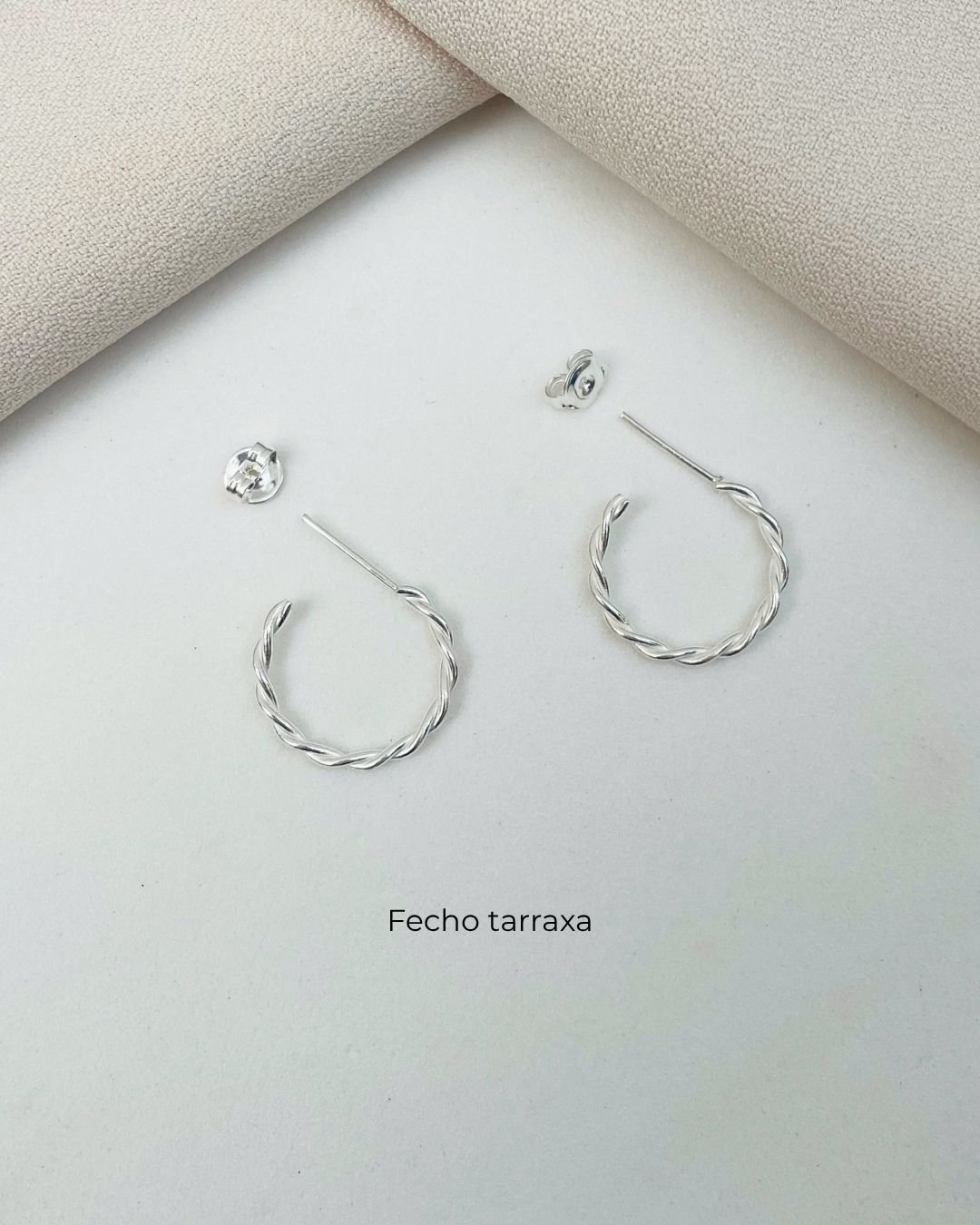 BRINCO ARGOLA ABERTA TRANÇADA MÉDIA PRATA 925