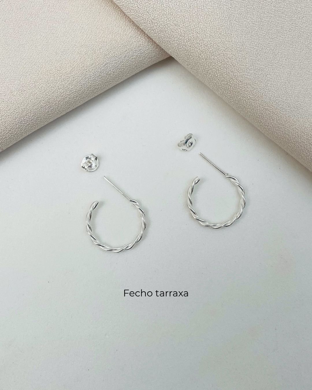 BRINCO ARGOLA ABERTA TRANÇADA PEQUENA PRATA 925