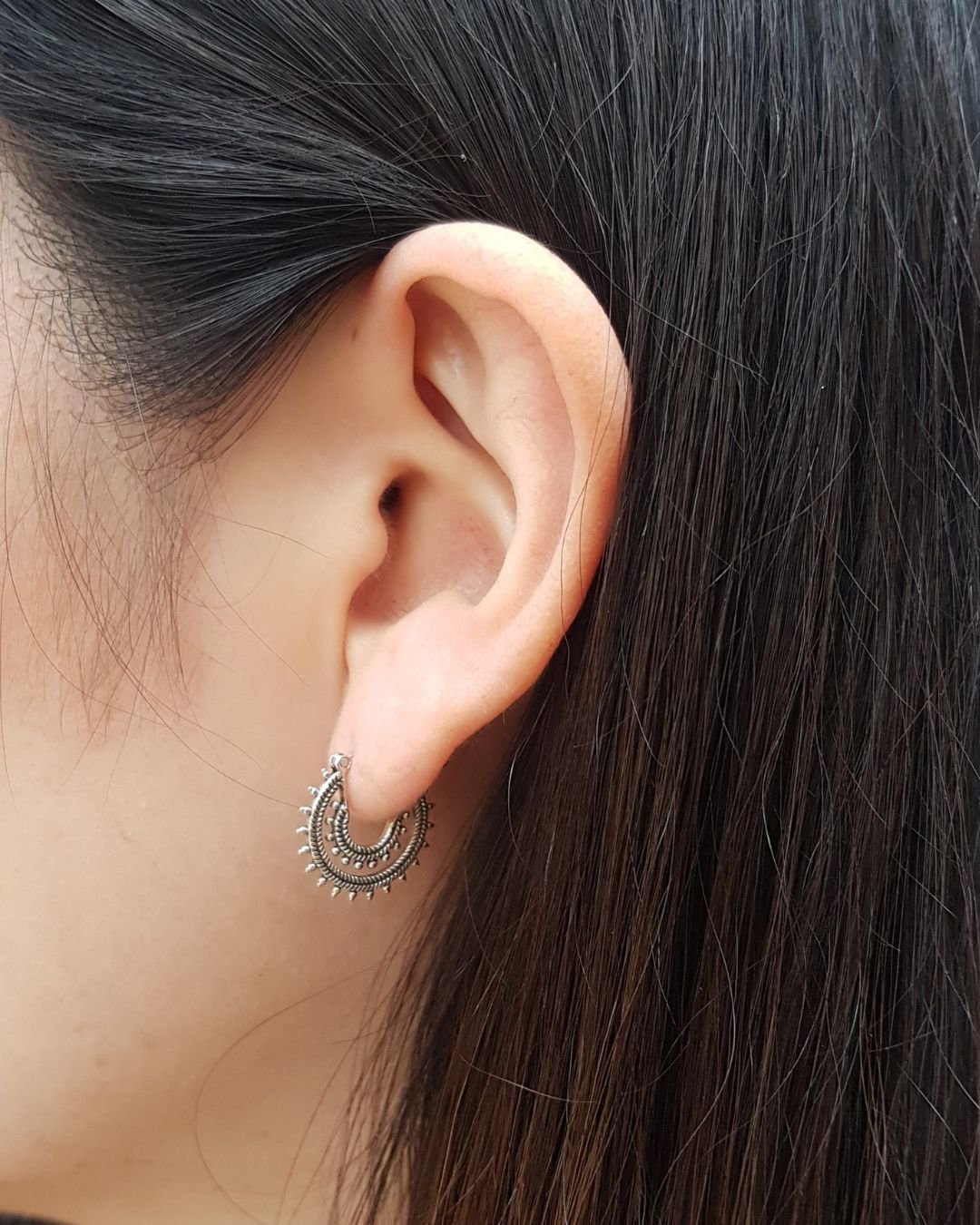 BRINCO ARGOLA BOHO TRABALHADA ESCURA DE PRATA 925