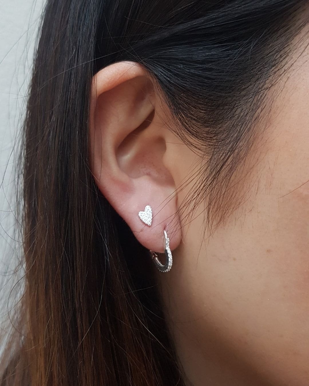 BRINCO ARGOLA CLICK CORAÇÃO ZIRCÔNIAS EM PRATA 925