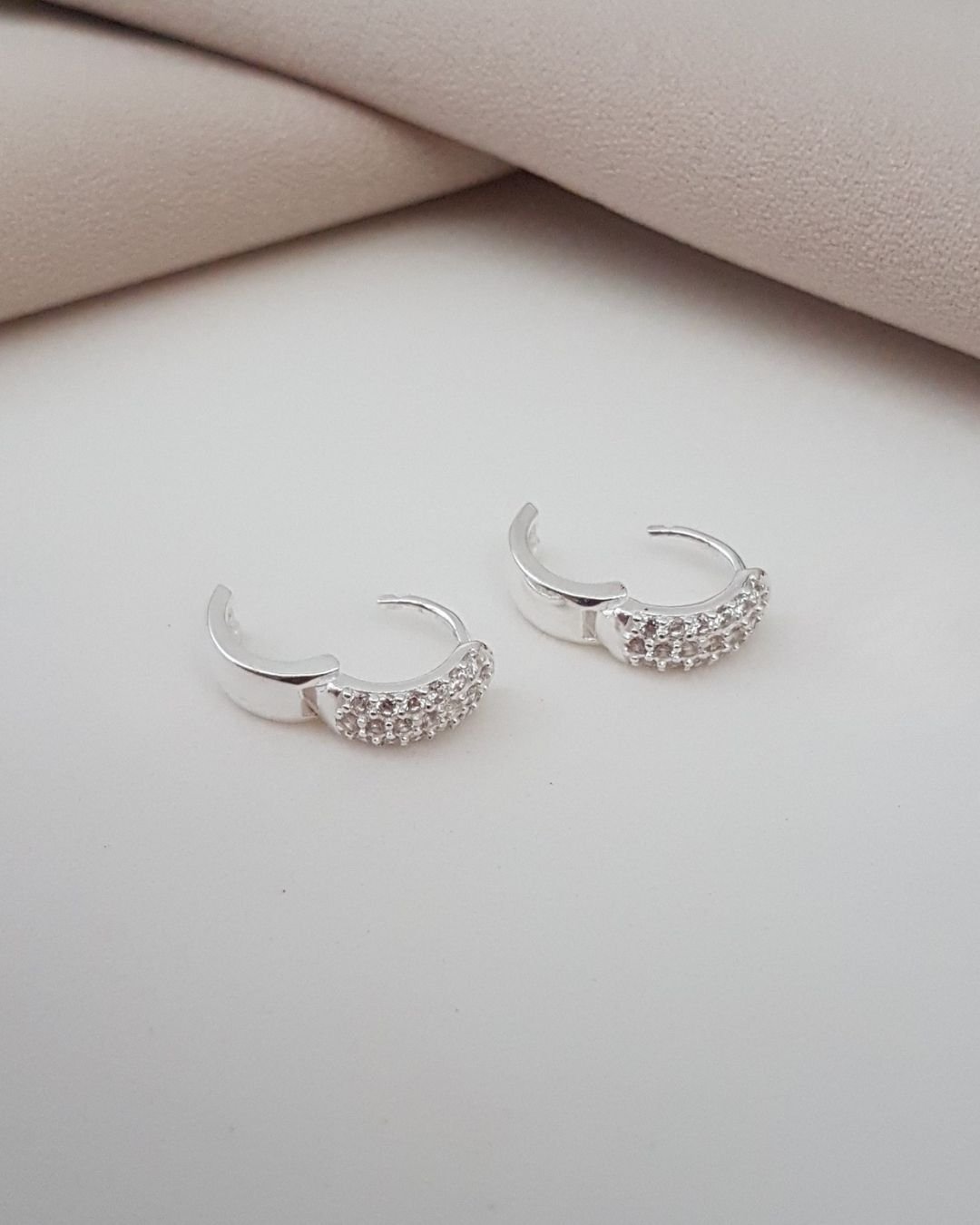 BRINCO ARGOLA CLICK LARGA ZIRCÔNIAS