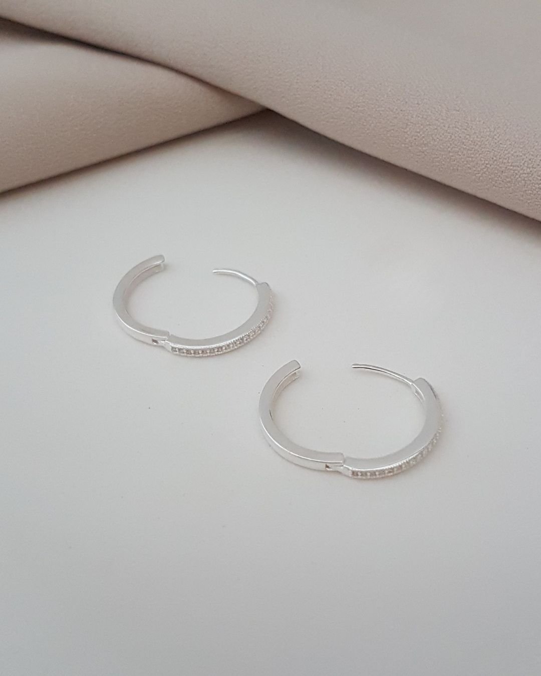 BRINCO ARGOLA CLICK MAIOR ZIRCÔNIAS 15 MM PRATA 925