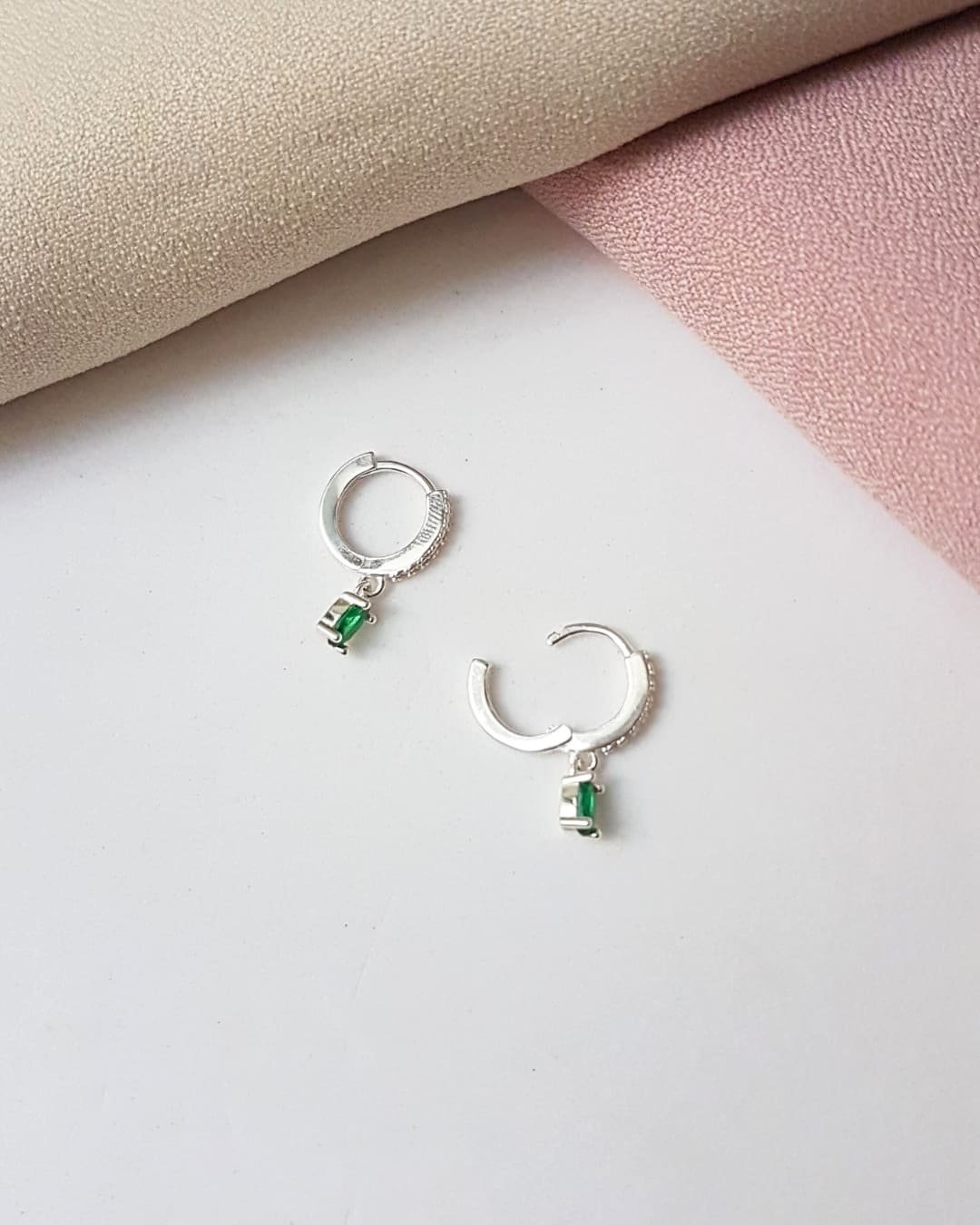 BRINCO ARGOLA CLICK ZIRCÔNIAS CRISTAL VERDE PENDURADO PRATA 925