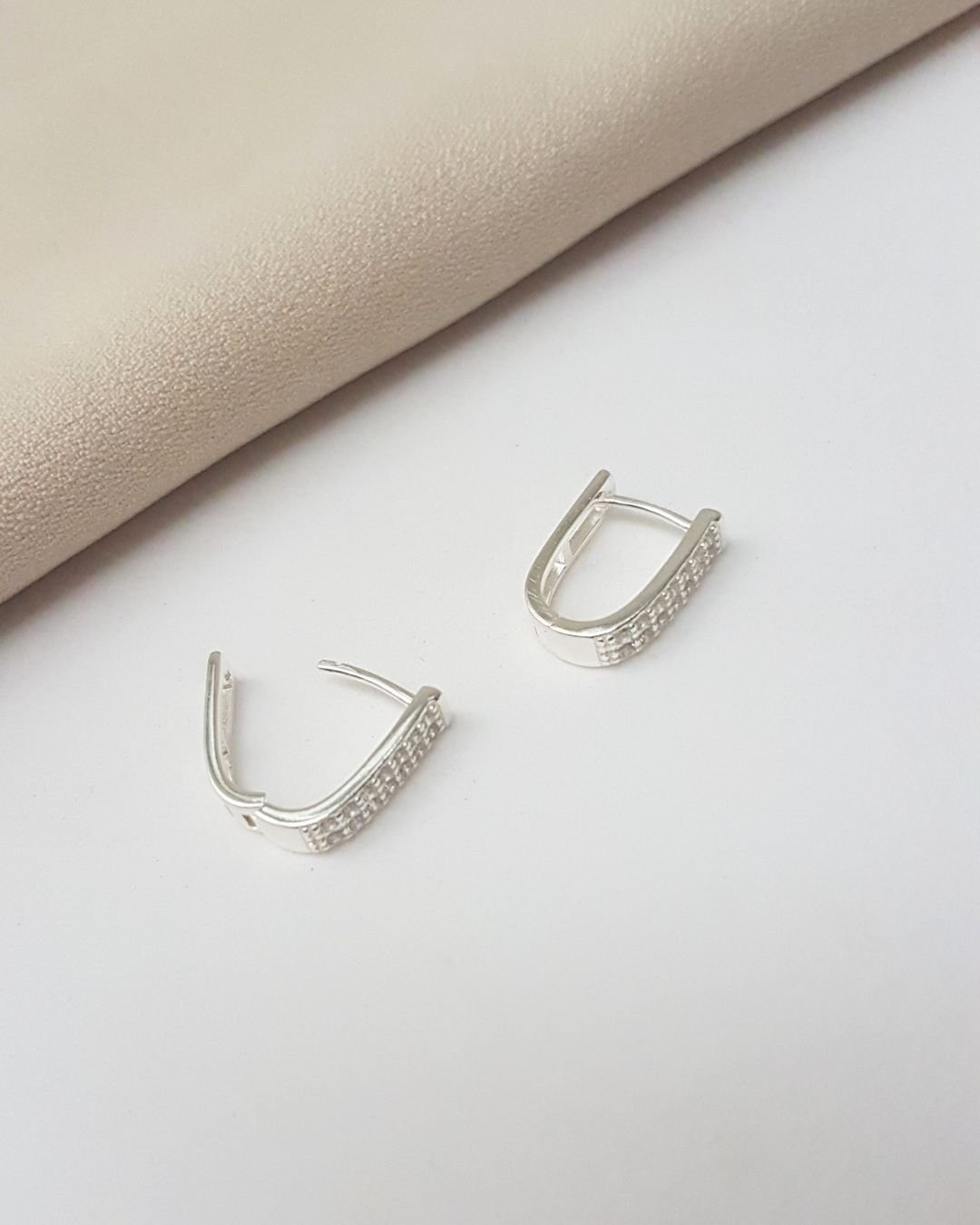 BRINCO ARGOLA LARGA OVAL CLICK ZIRCÔNIAS E PRATA 925