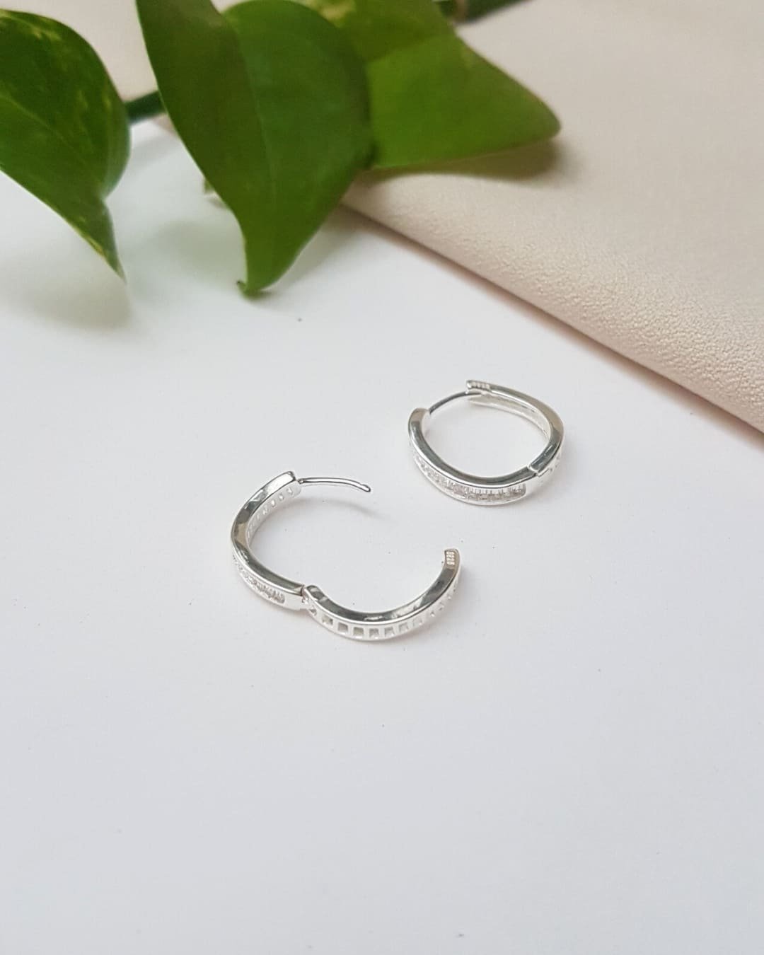 BRINCO ARGOLA ONDULADA CLICK ZIRCÔNIAS E PRATA 925