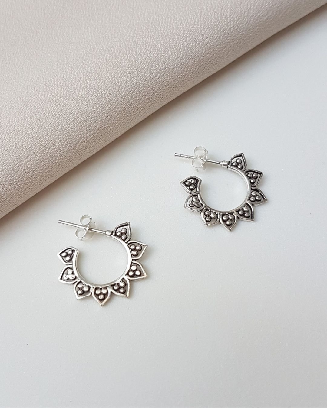 BRINCO ARGOLA PÉTALAS ABERTAS DE PRATA 925