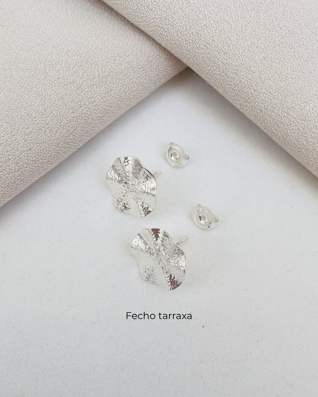 BRINCO CÍRCULO ORGÂNICO TRABALHADO PRATA 925
