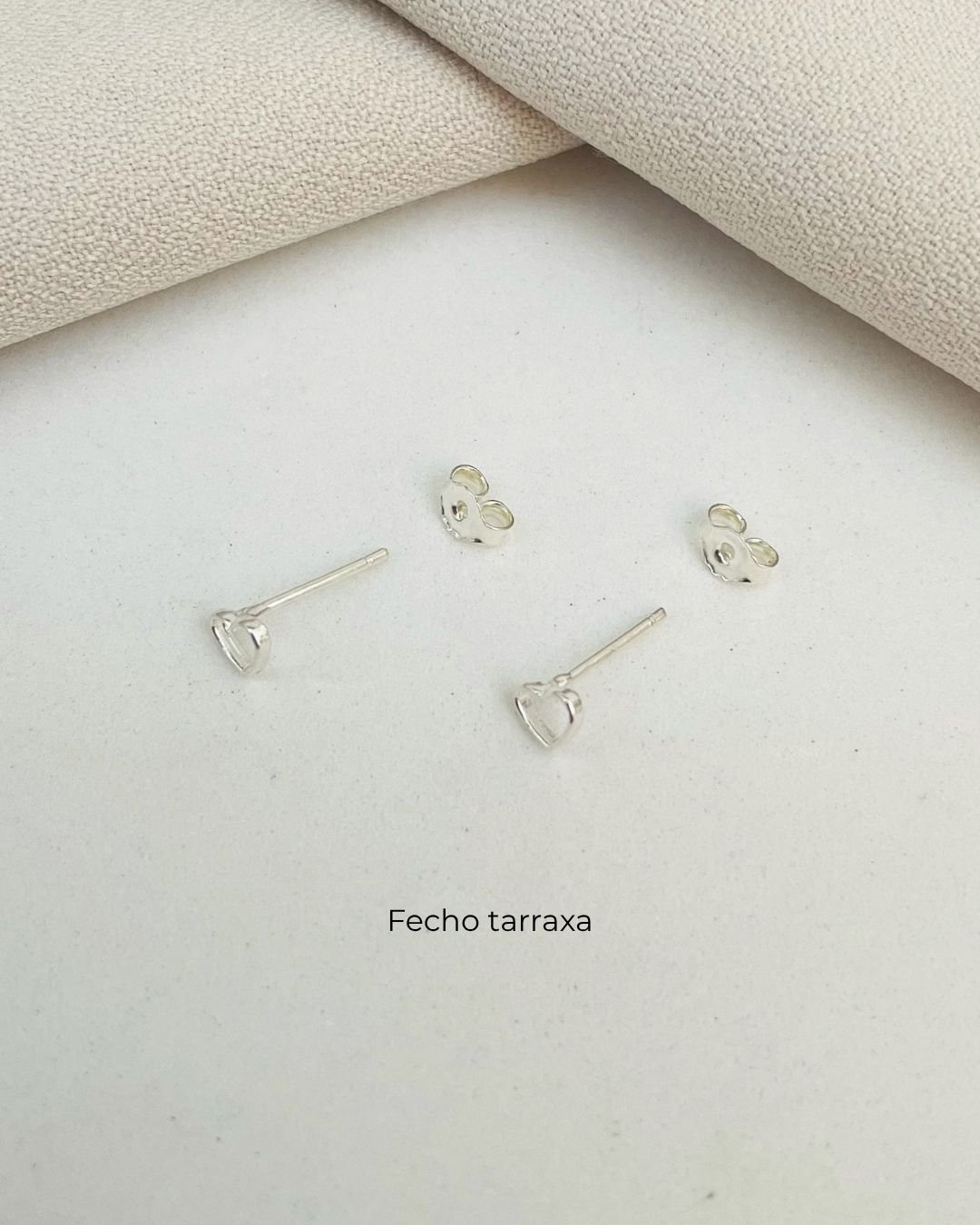 BRINCO CORAÇÃO VAZADO LISO PEQUENO PRATA 925