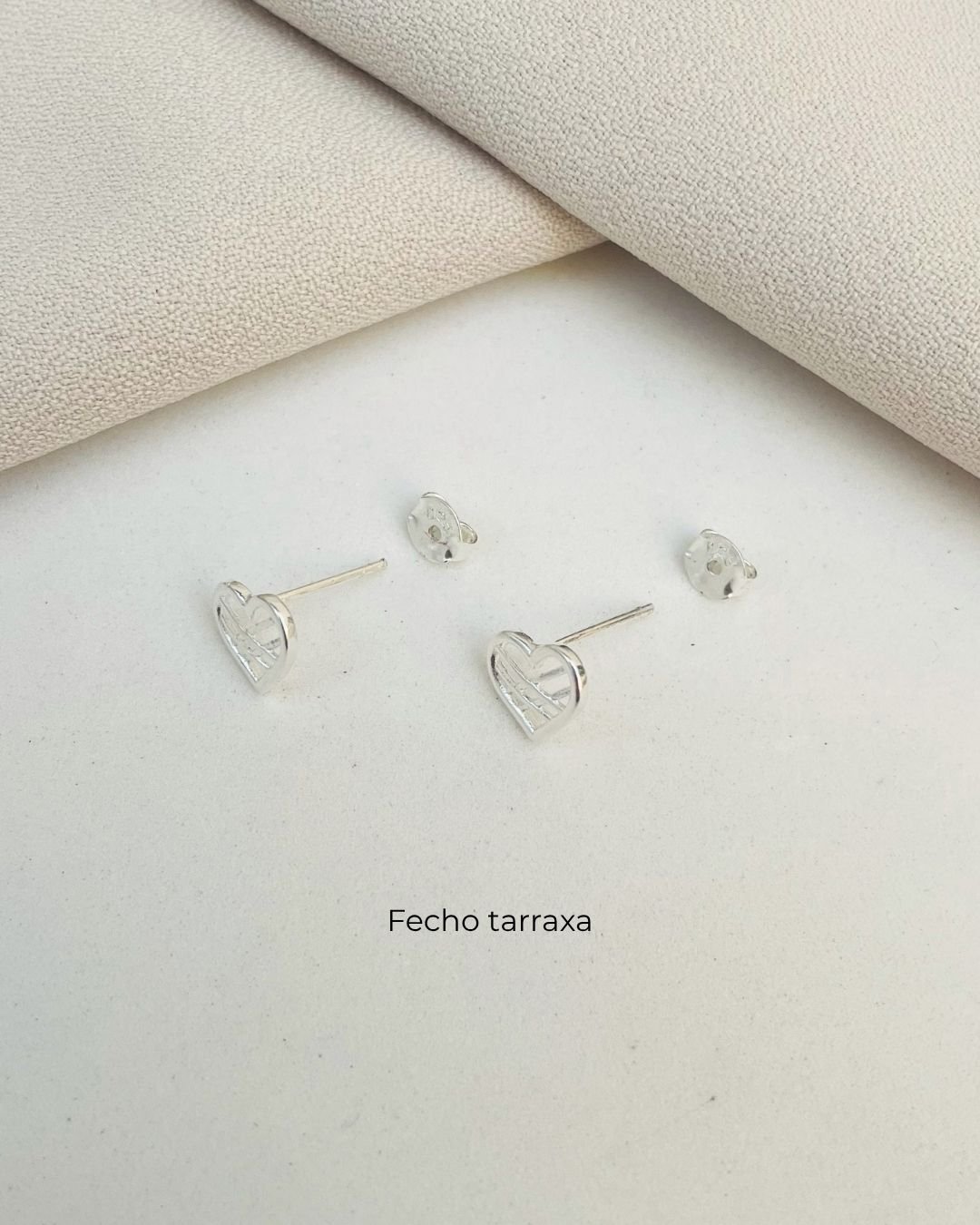 BRINCO CORAÇÃO VAZADO TRABALHADO PRATA 925