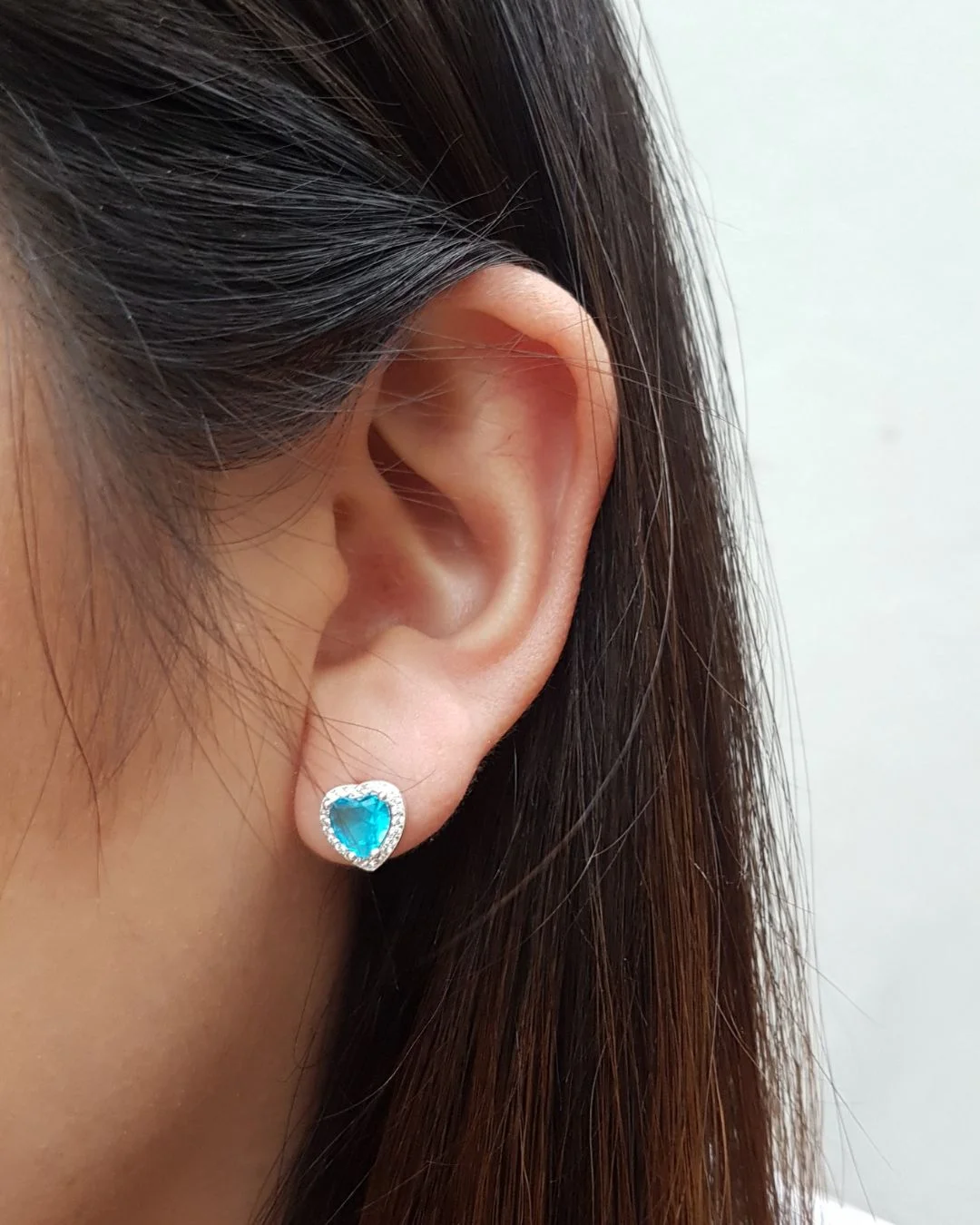 BRINCO CRISTAL CORAÇÃO AZUL CLARO COM ZIRCÔNIAS PRATA 925