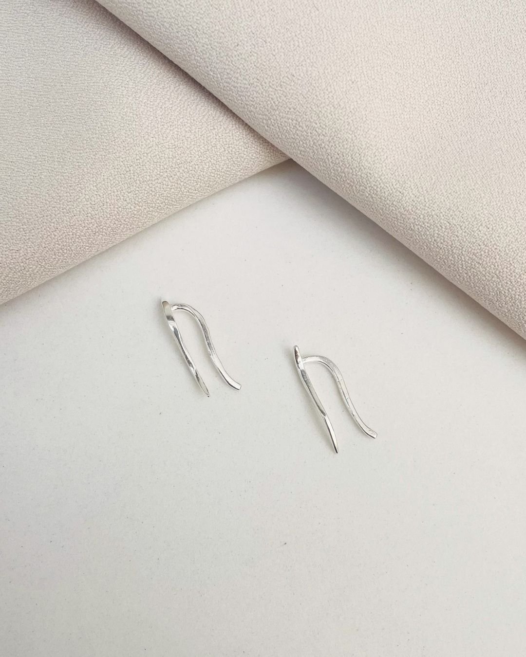 BRINCO EARCUFF FIO ONDULADO LISO PRATA 925