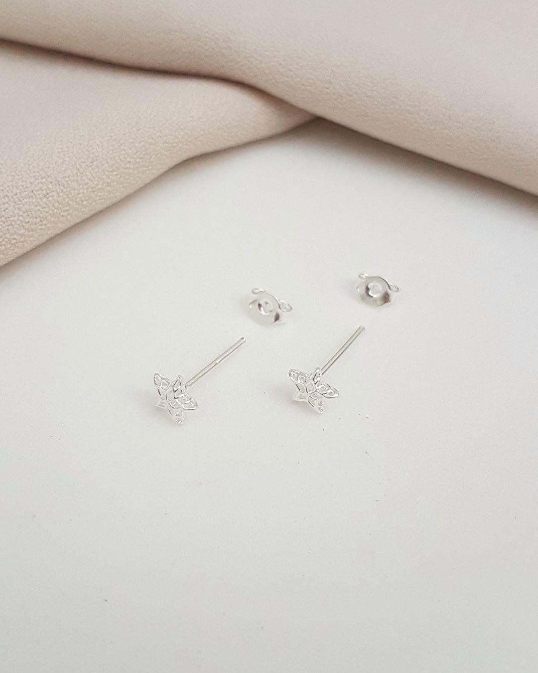 BRINCO ESTRELA TRABALHADA PEQUENA PRATA 925
