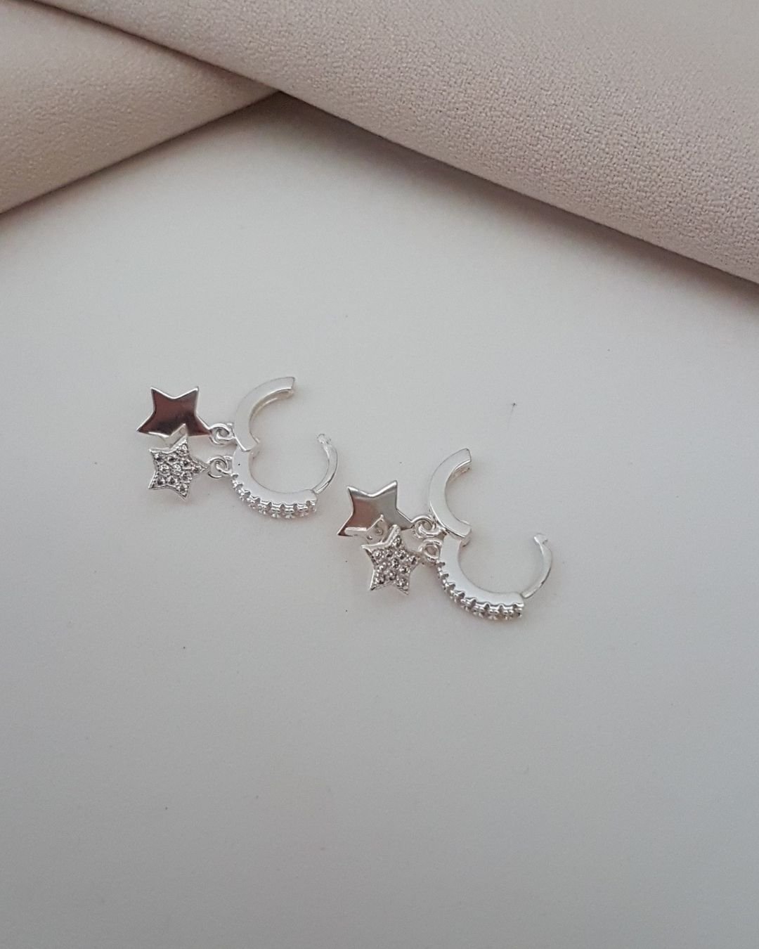 BRINCO ESTRELAS ARGOLA CLICK ZIRCÔNIAS PRATA 925