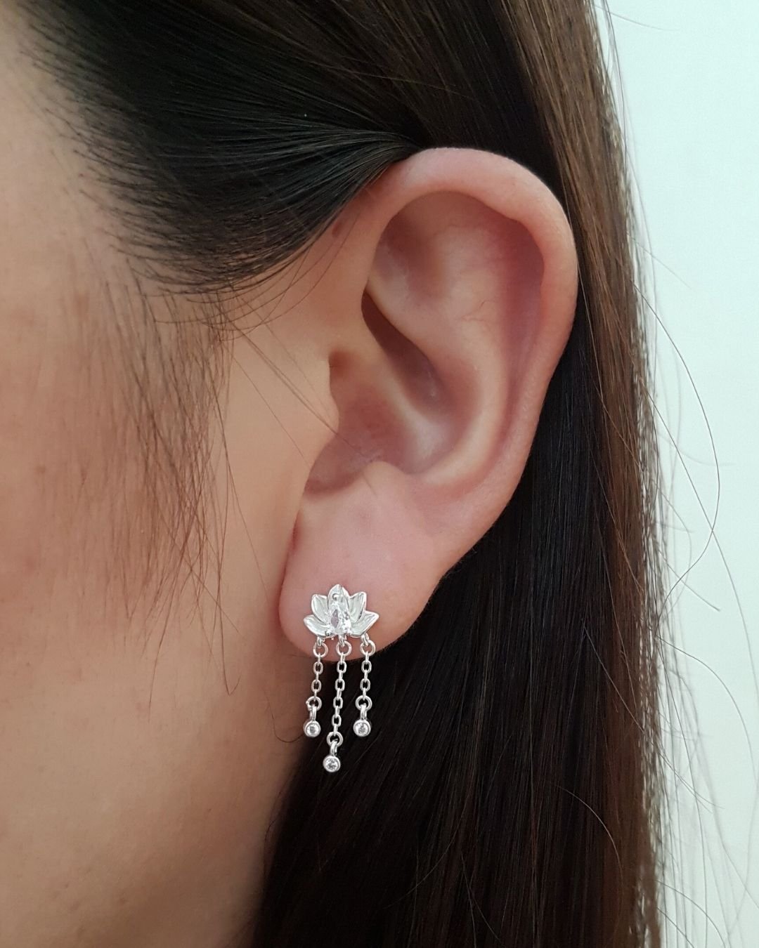 BRINCO FLOR DE LÓTUS CORRENTES E ZIRCÔNIAS PRATA 925