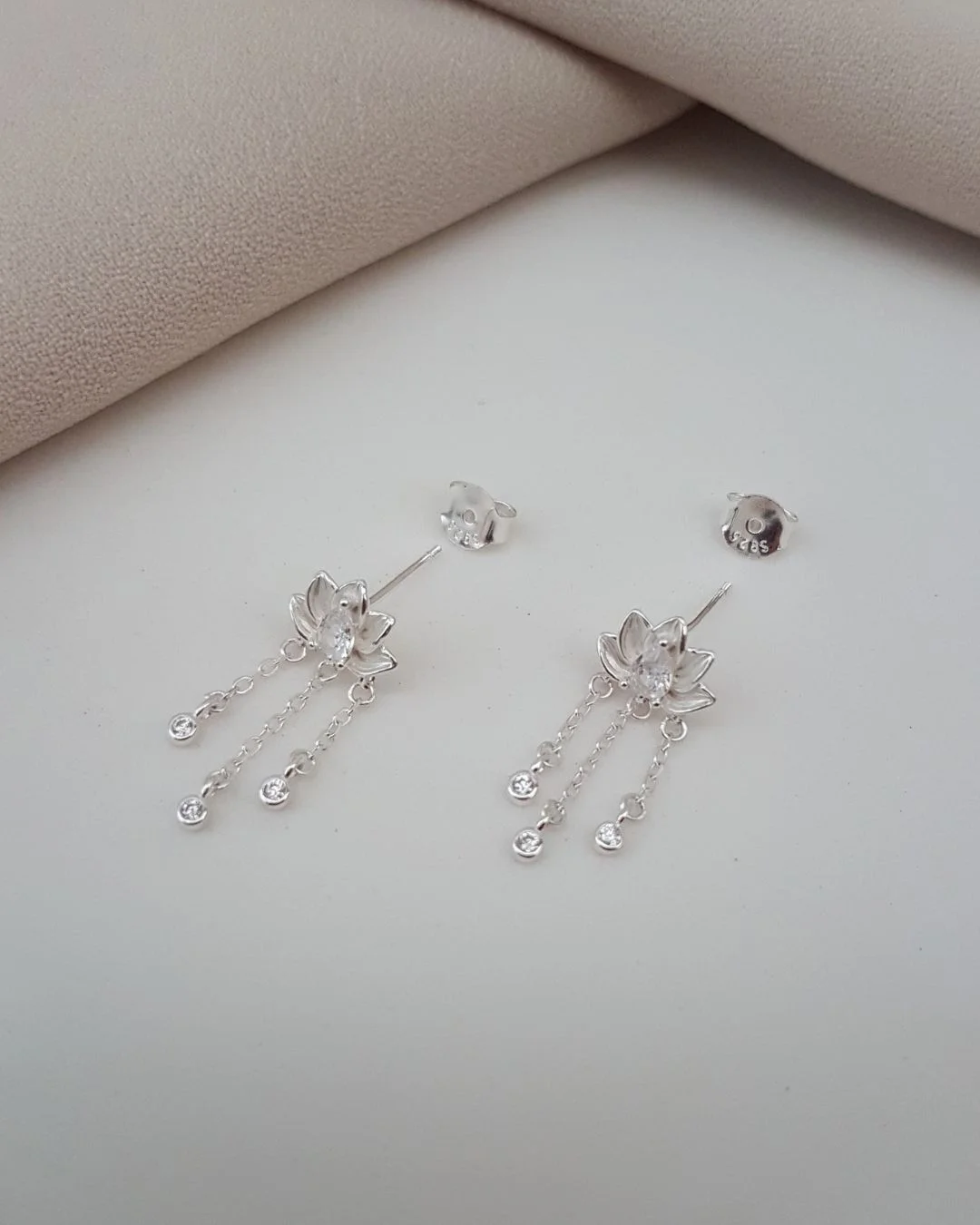 BRINCO FLOR DE LÓTUS CORRENTES E ZIRCÔNIAS PRATA 925