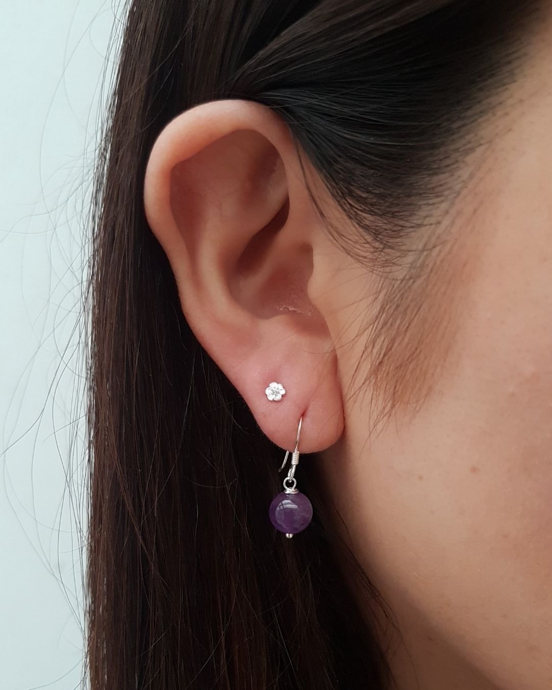 BRINCO FLOR DETALHE E ZIRCÔNIA PRATA 925