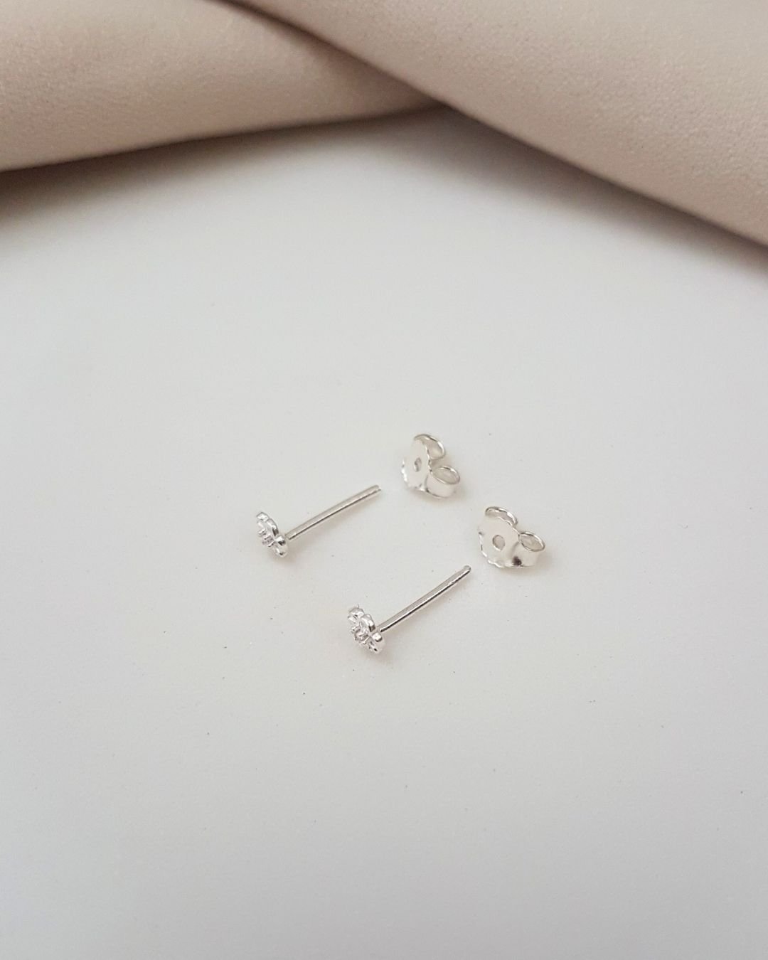 BRINCO FLOR DETALHE E ZIRCÔNIA PRATA 925