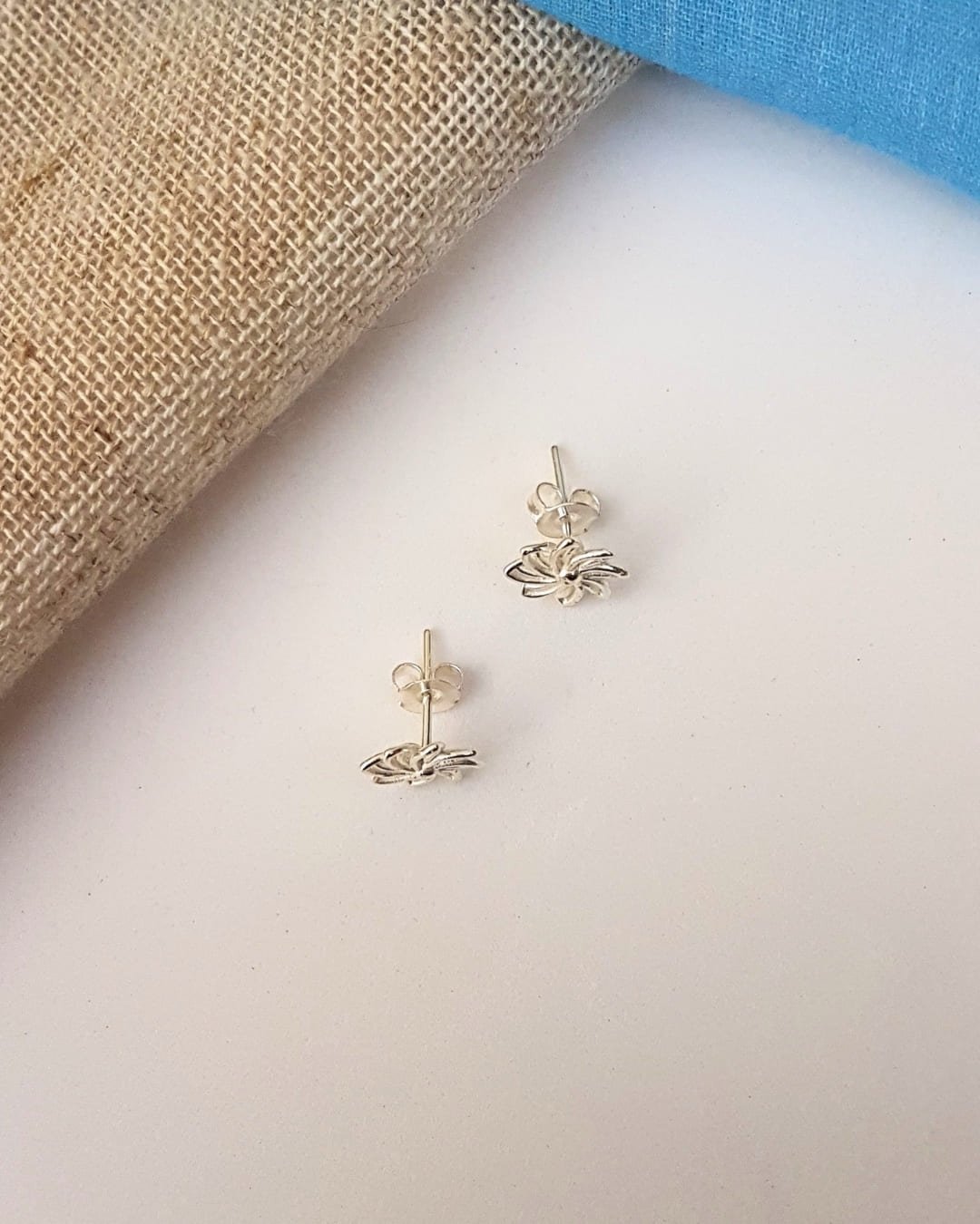 BRINCO FLOR TRABALHADA LISA DE PRATA 925