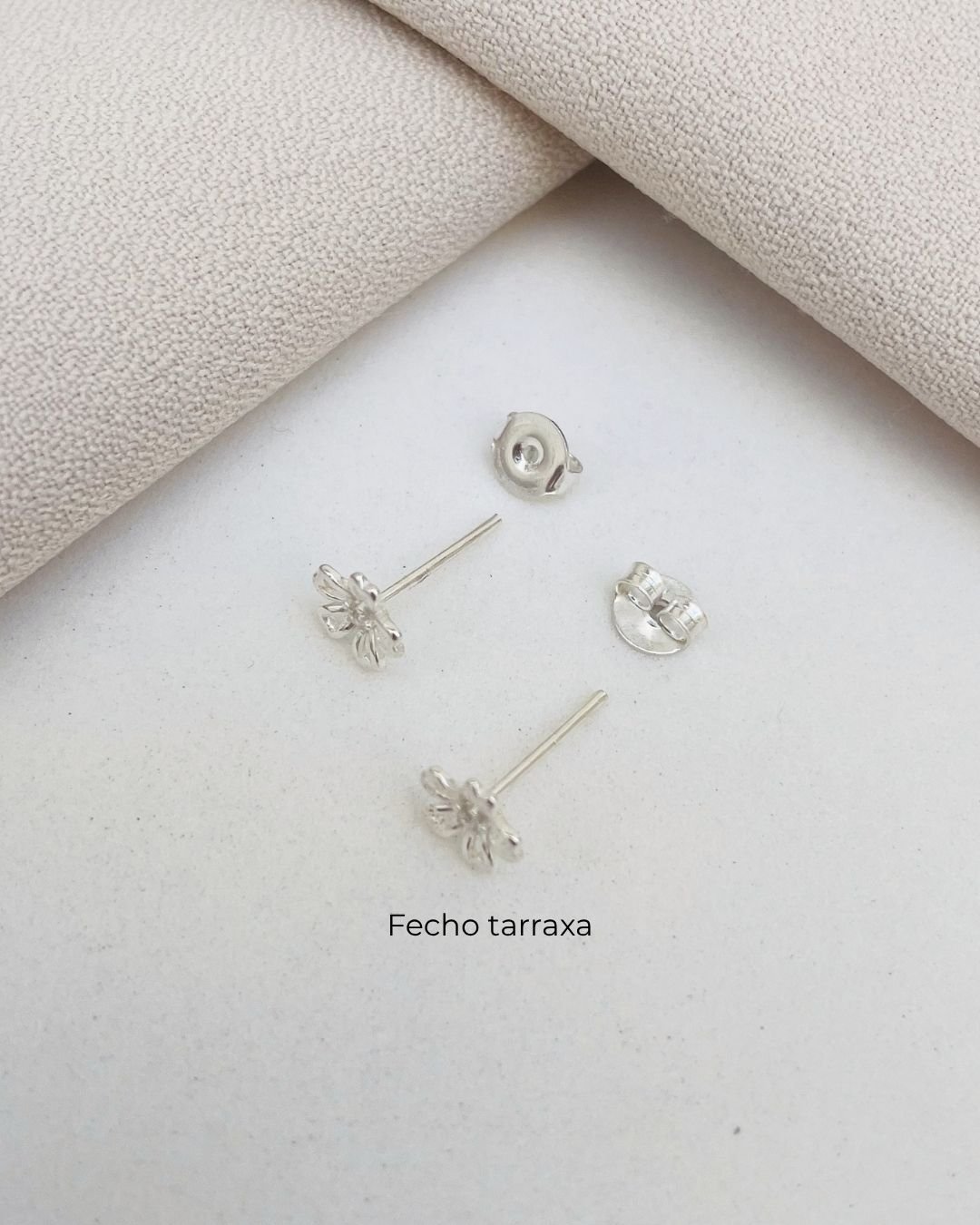 BRINCO FLOR VAZADA ZIRCÔNIAS E PRATA 925