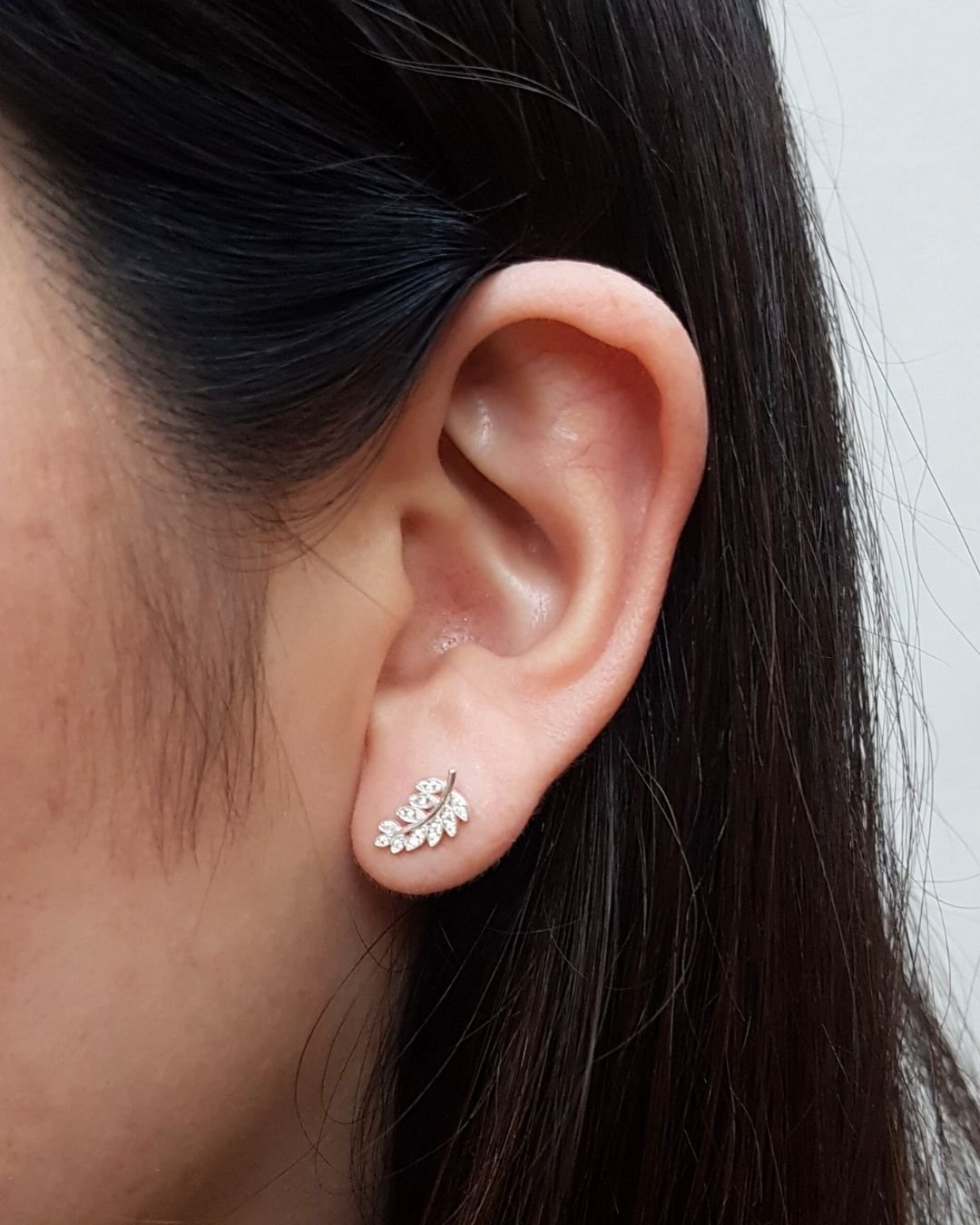 BRINCO FOLHA ZIRCÔNIAS PRATA 925