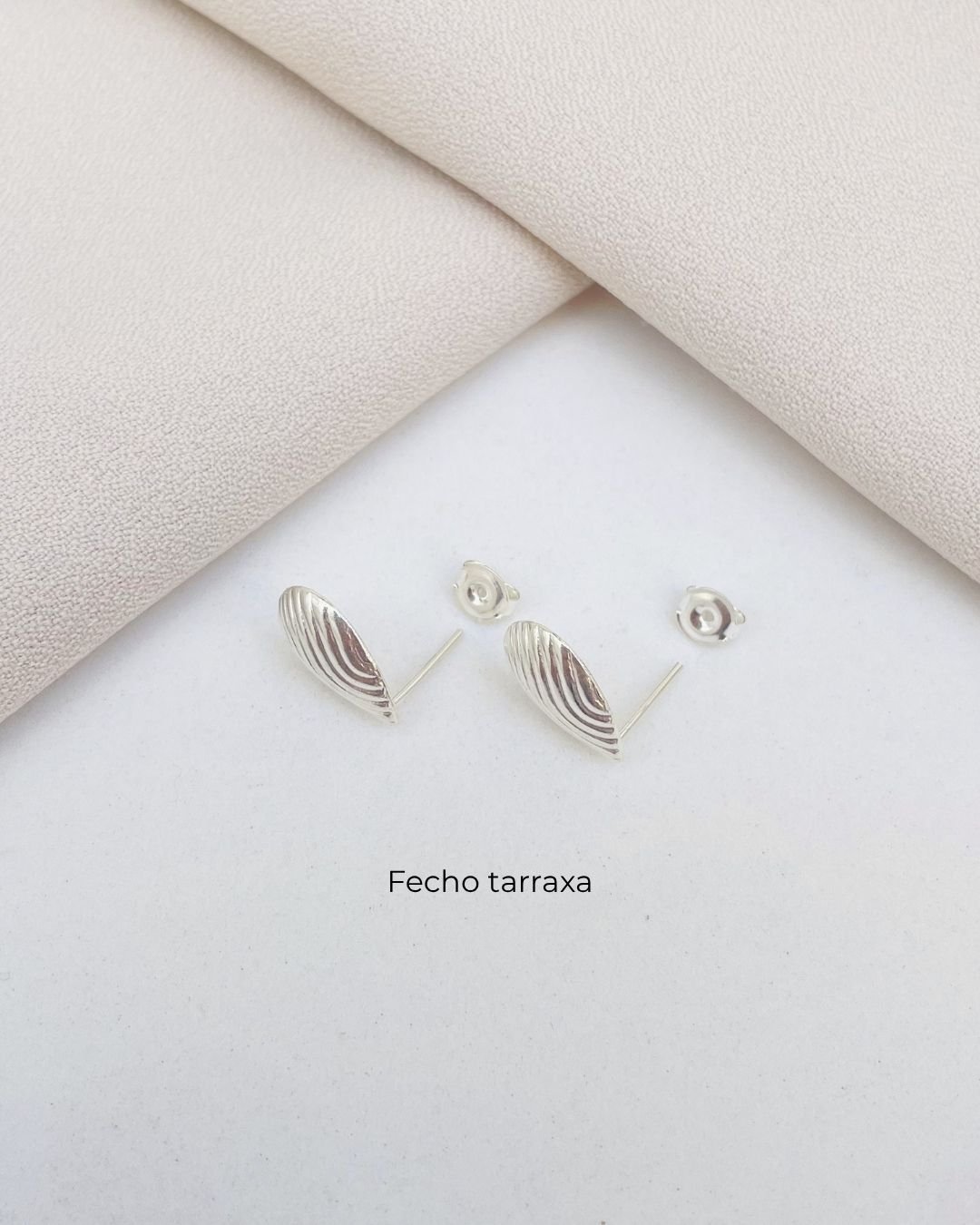 BRINCO GOTA TRABALHADA ABAULADA PRATA 925