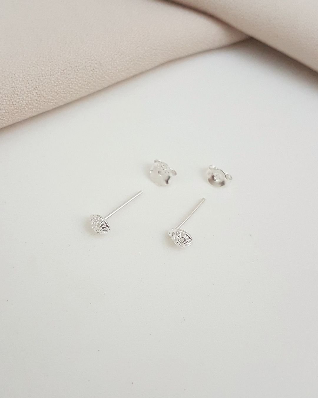 BRINCO GOTA TRABALHADA PEQUENA PRATA 925
