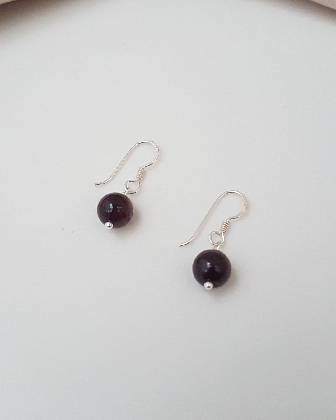 BRINCO GRANADA PEDRA NATURAL ANZOL PRATA 925