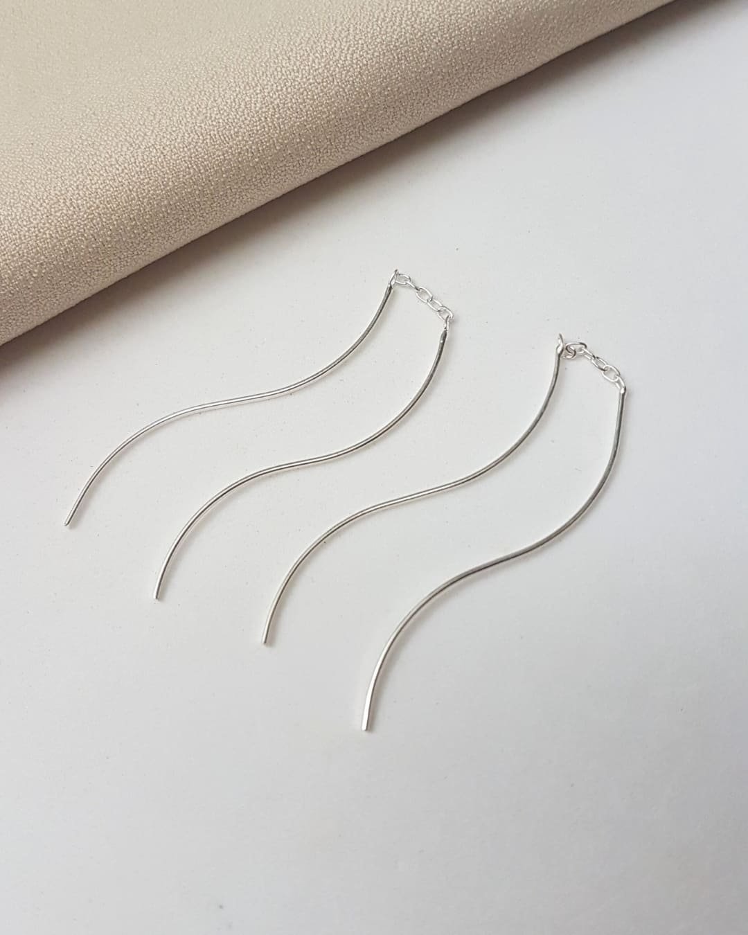 BRINCO HASTES ONDULADAS DE PRATA 925