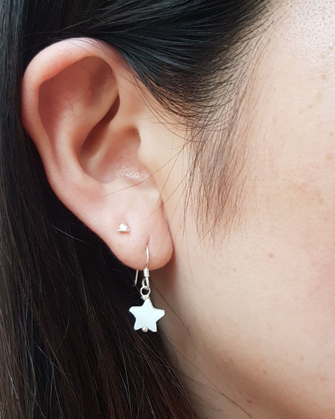 BRINCO MADREPÉROLA ESTRELA ANZOL PRATA 925