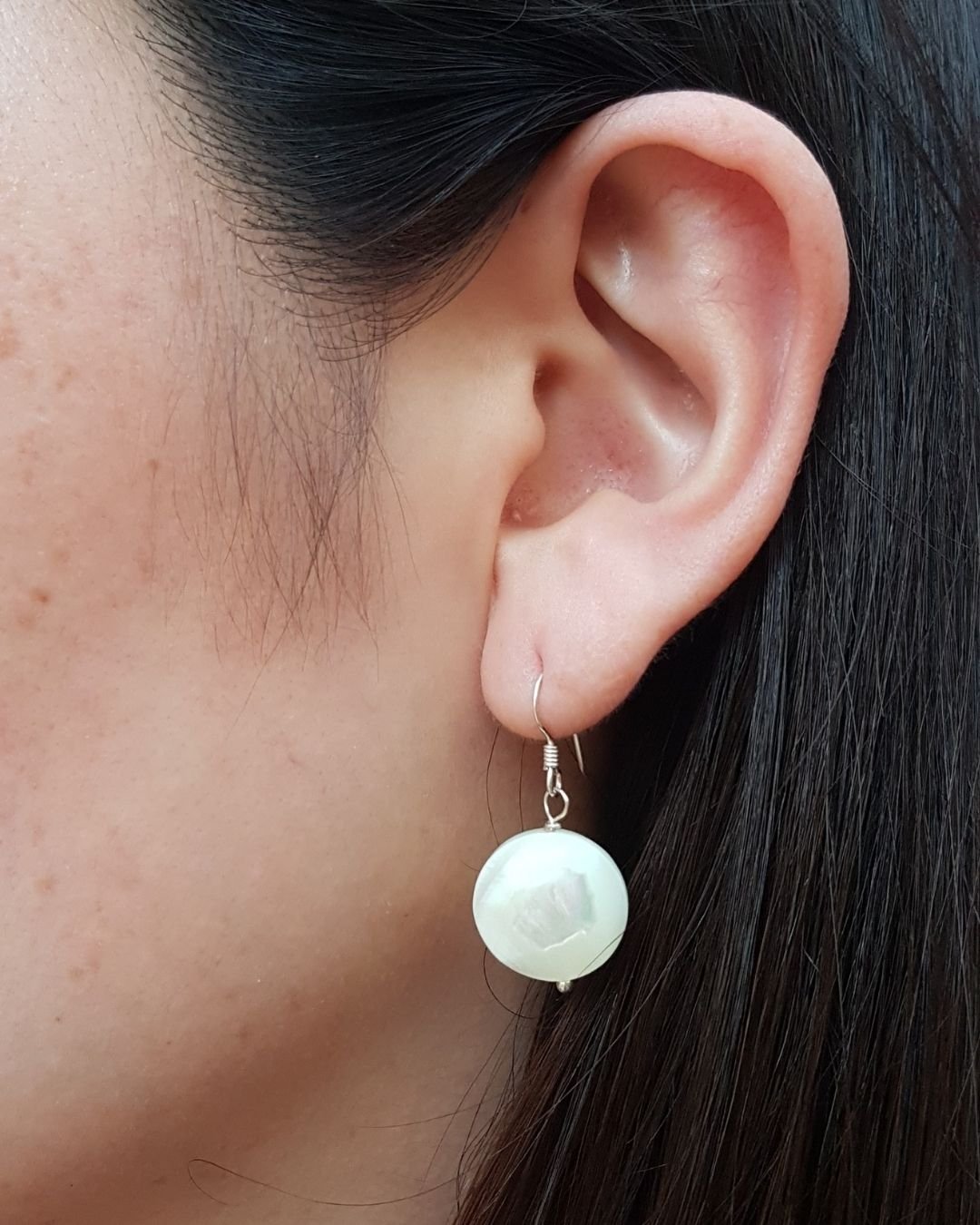 BRINCO MADREPÉROLA REDONDO ANZOL PRATA 925