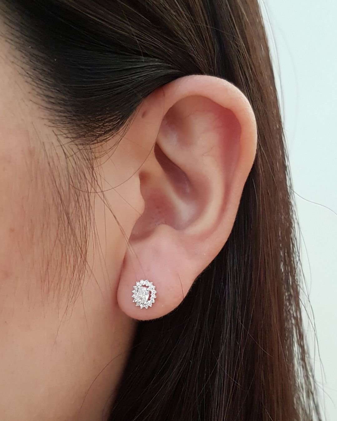 BRINCO OVAL ZIRCÔNIAS E PRATA 925