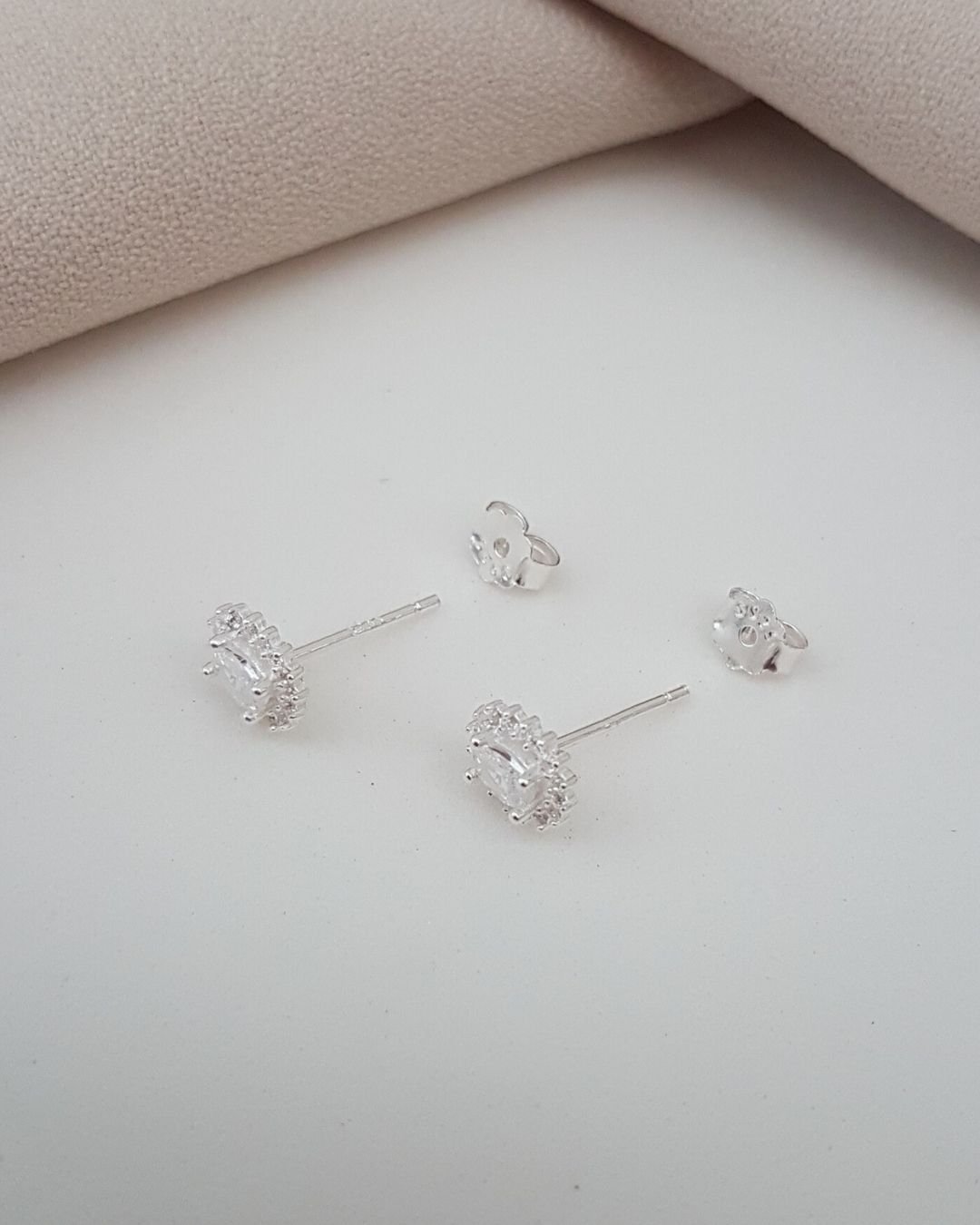 BRINCO OVAL ZIRCÔNIAS E PRATA 925