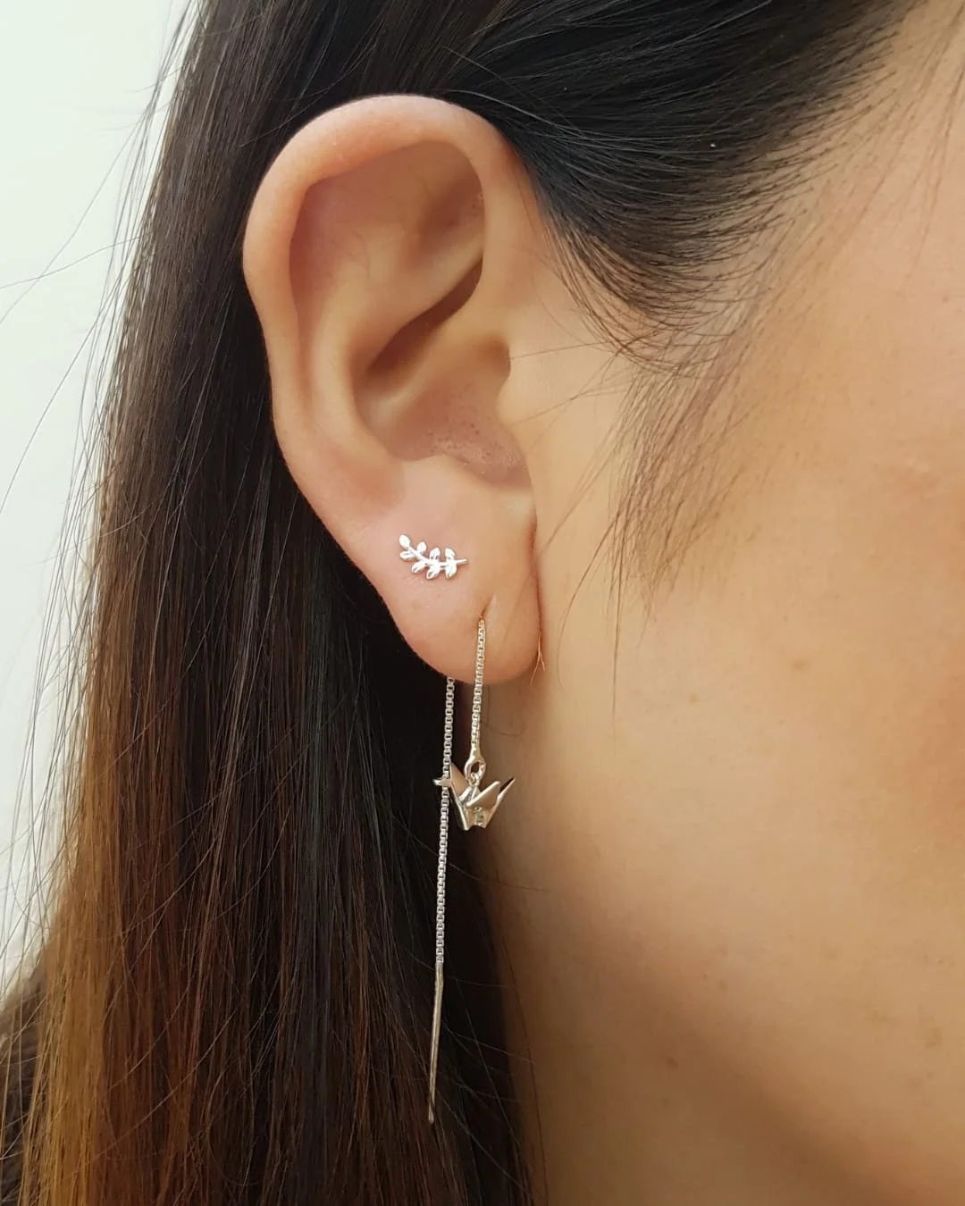 BRINCO PÁSSARO TSURU FIO PASSANTE PRATA 925