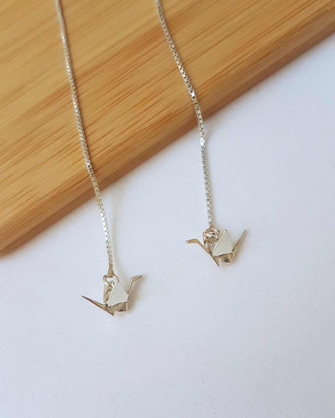 BRINCO PÁSSARO TSURU FIO PASSANTE PRATA 925