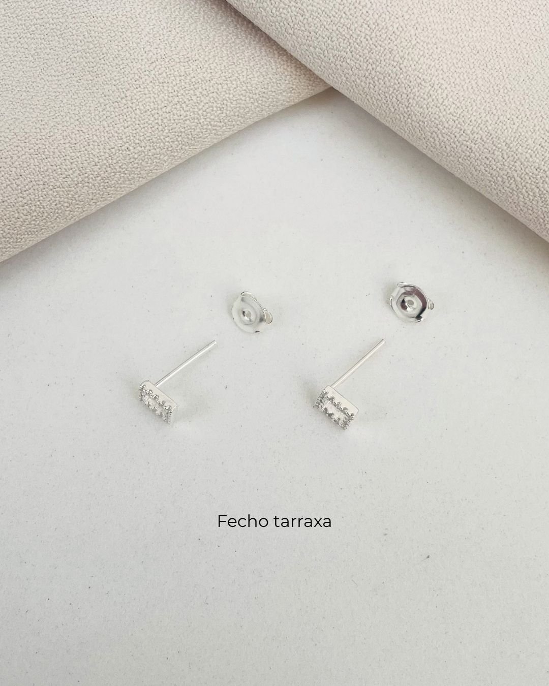BRINCO QUADRADO VAZADO ZIRCÔNIAS E PRATA 925