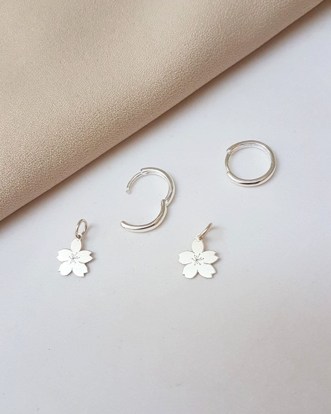 BRINCO SAKURA ARGOLA CLICK EM PRATA 925