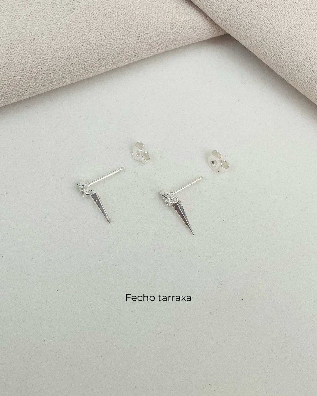 BRINCO TRIÂNGULO E PONTA PENDURADA ZIRCÔNIAS E PRATA 925