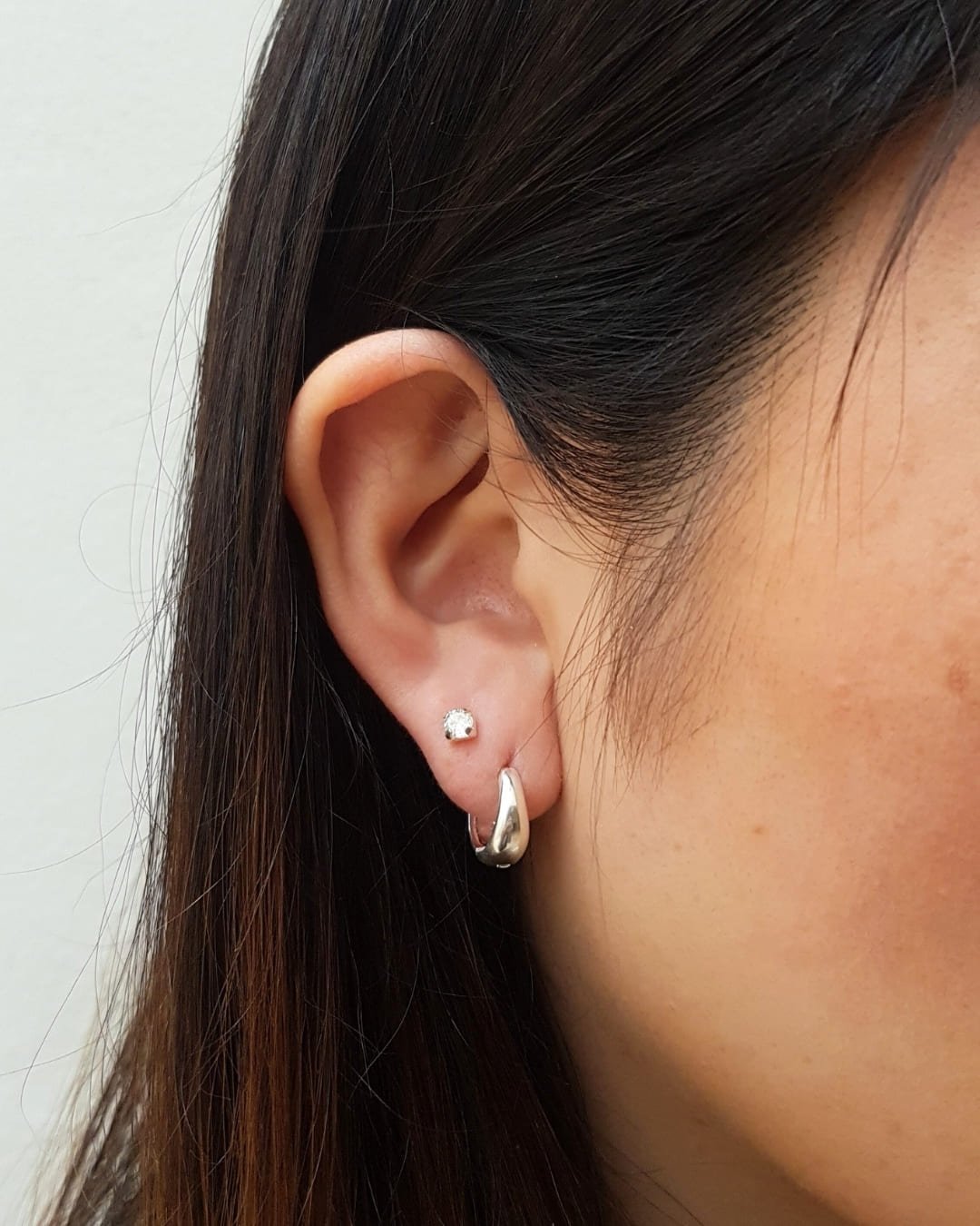 BRINCO ZIRCÔNIA REDONDA PEQUENA DE PRATA 925