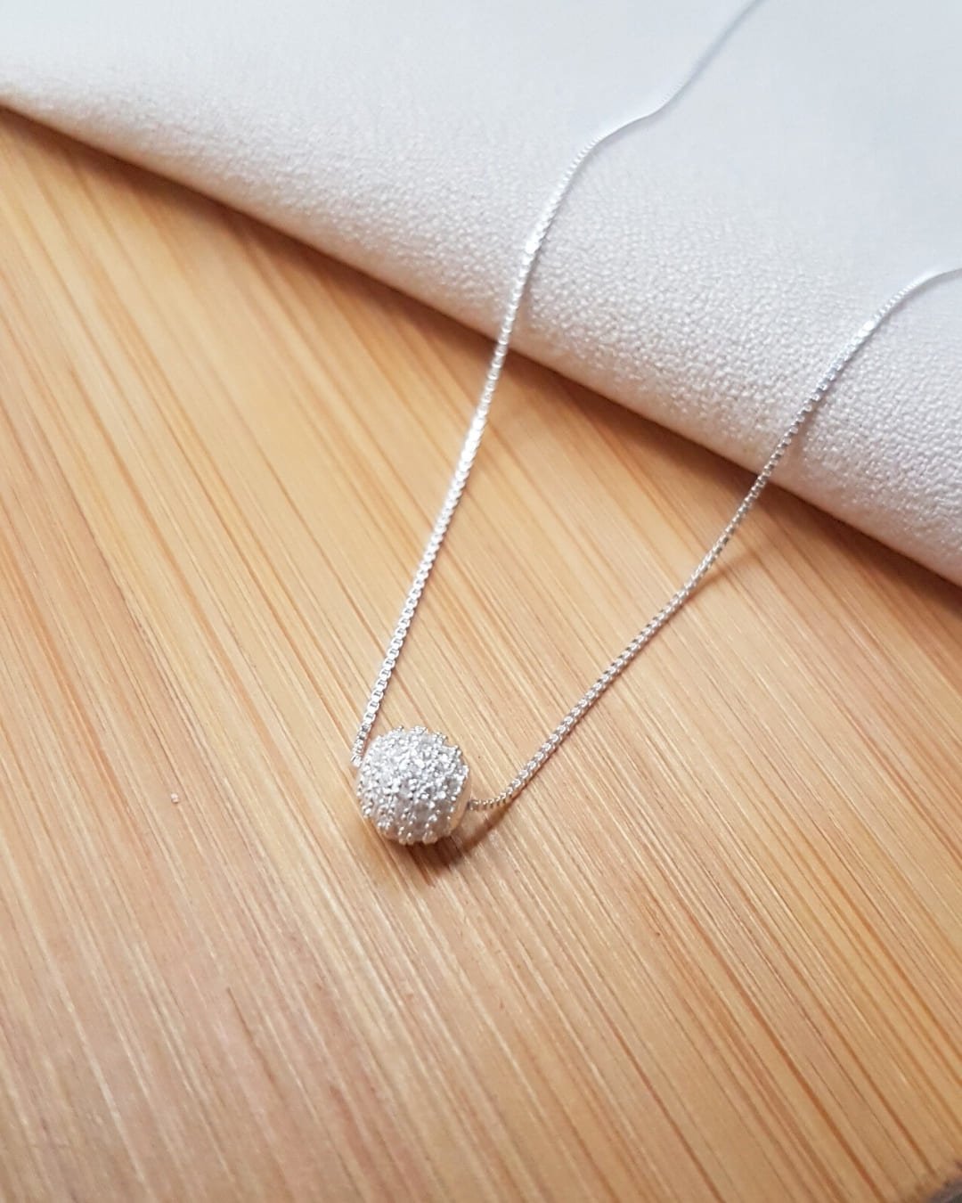 COLAR BOLINHA ZIRCÔNIAS TRANSPASSADA DE PRATA 925