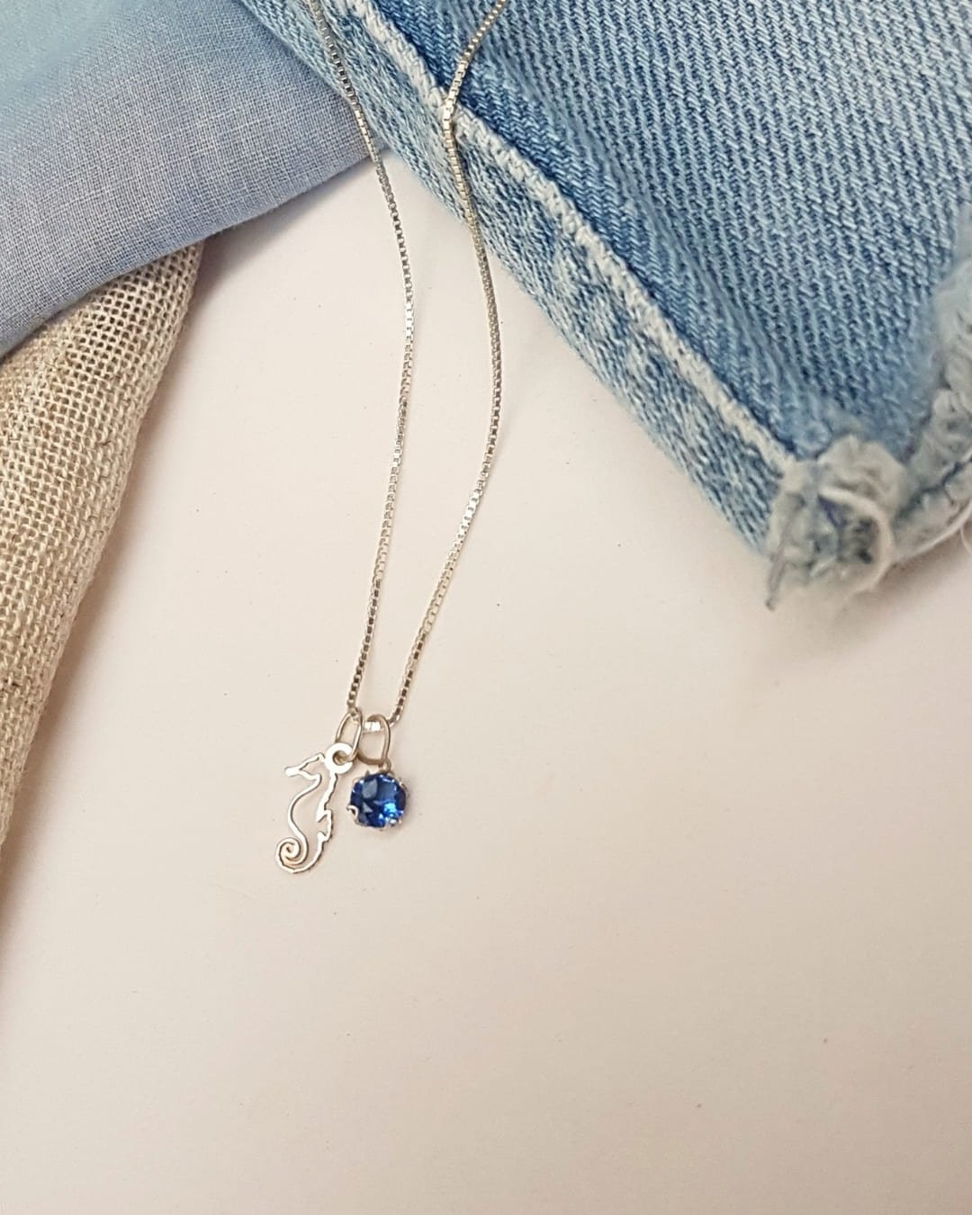 COLAR CAVALO MARINHO VAZADO COM CRISTAL
