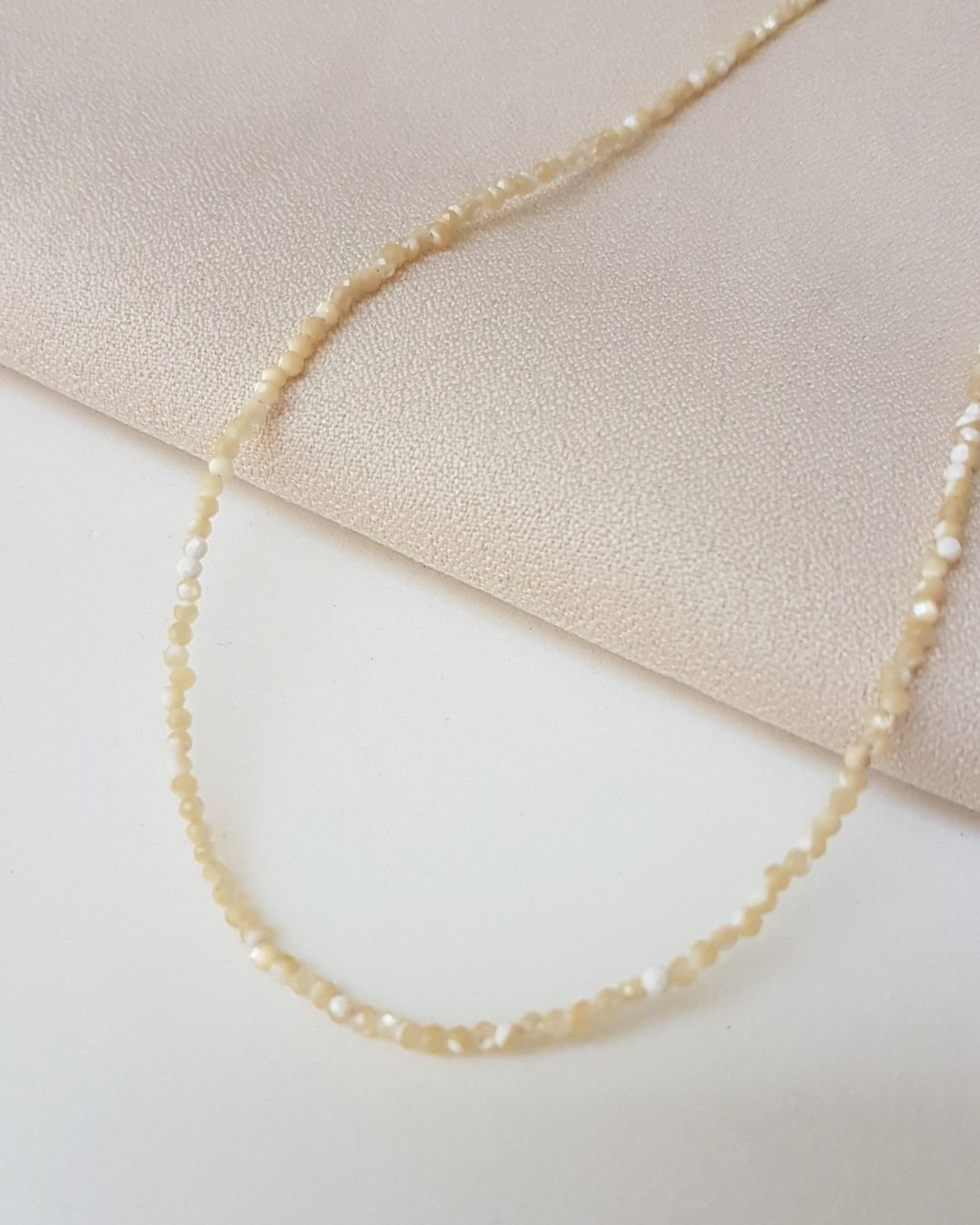 COLAR CHOKER MADREPÉROLA LAPIDADA 2MM