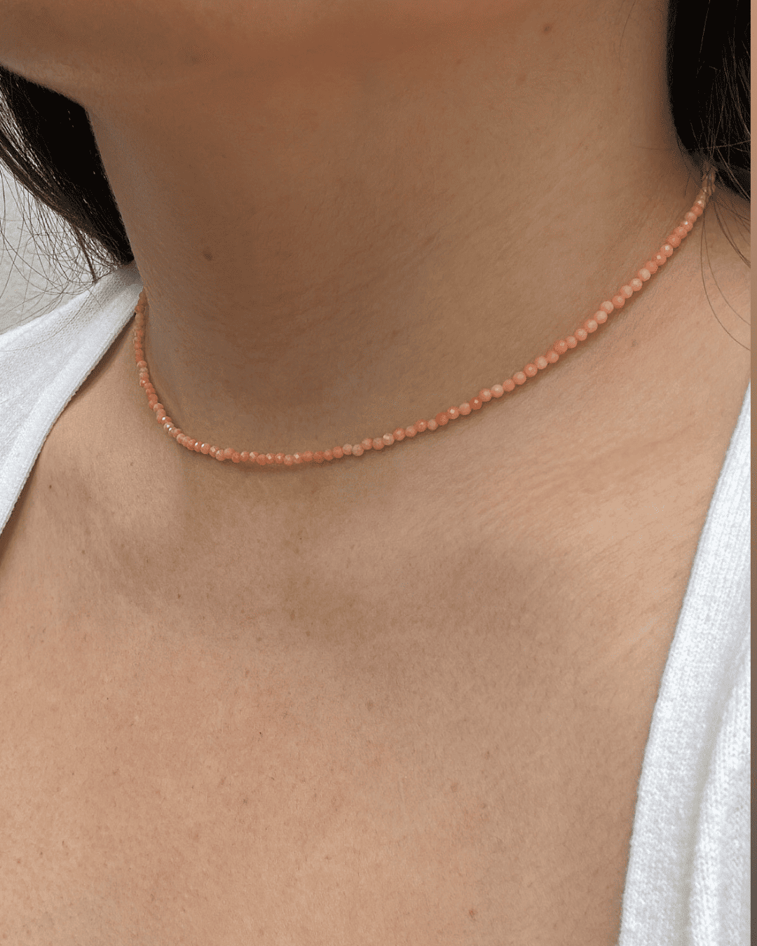 COLAR CHOKER PEDRA CORAL LAPIDADA 2MM