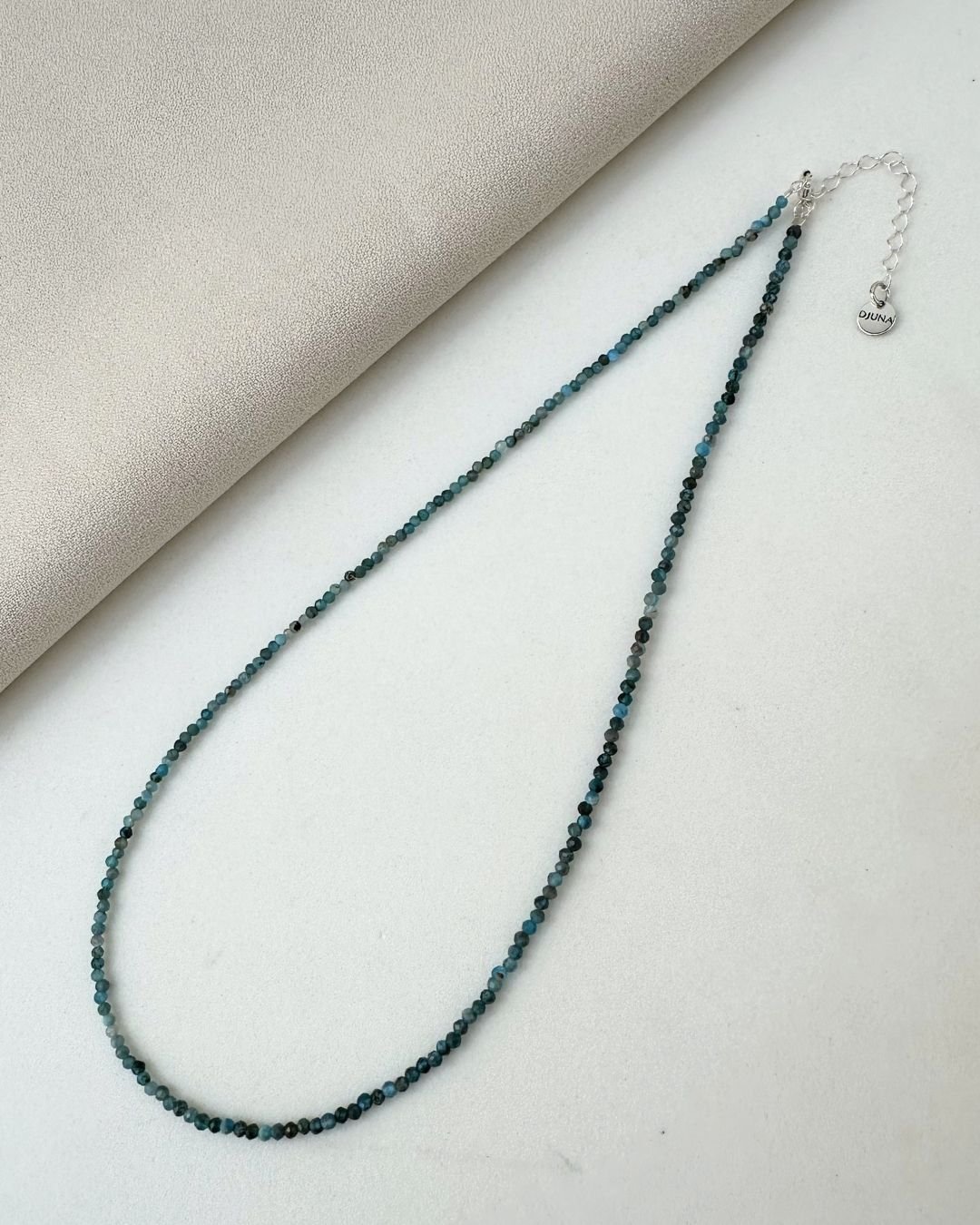 COLAR CHOKER PEDRAS APATITA ESCURA 2MM