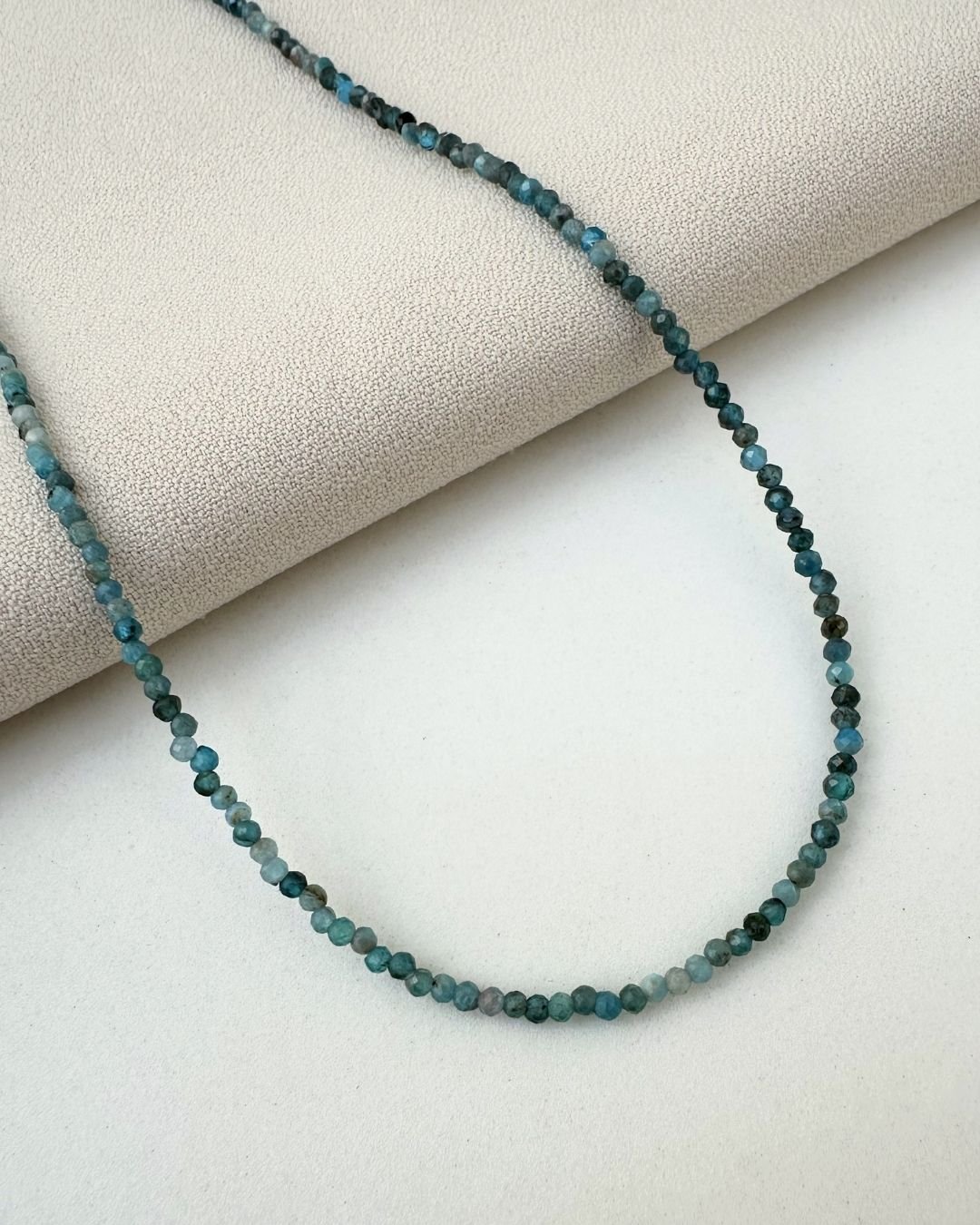 COLAR CHOKER PEDRAS APATITA ESCURA 2MM