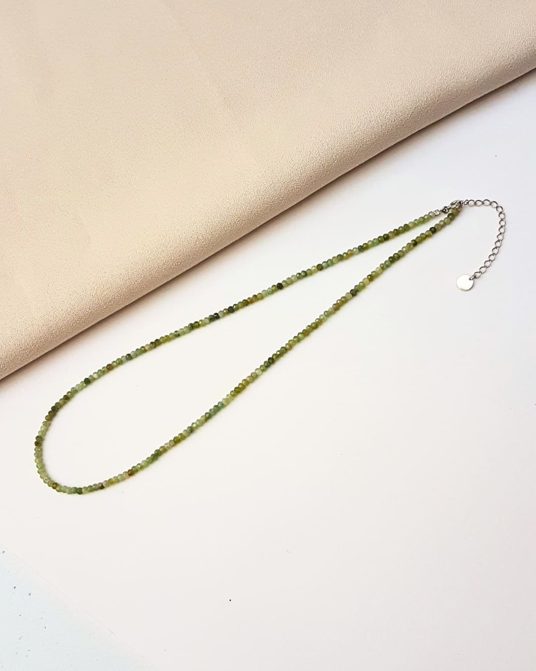 COLAR CHOKER PEDRAS PERIDOTO 2,5MM