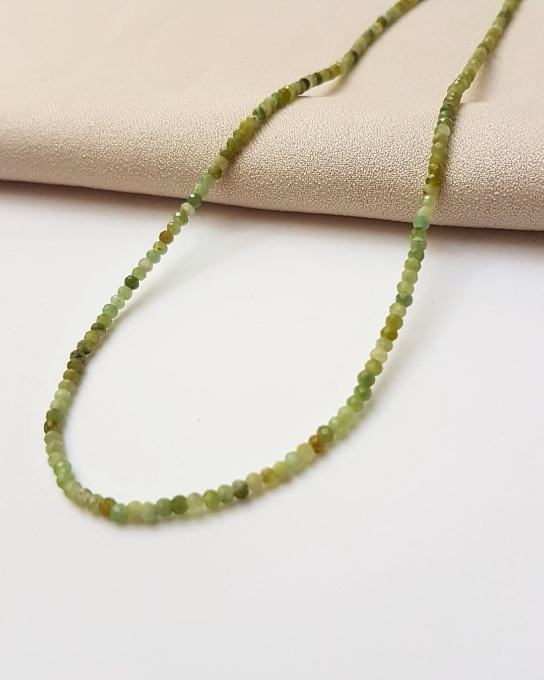 COLAR CHOKER PEDRAS PERIDOTO 2,5MM