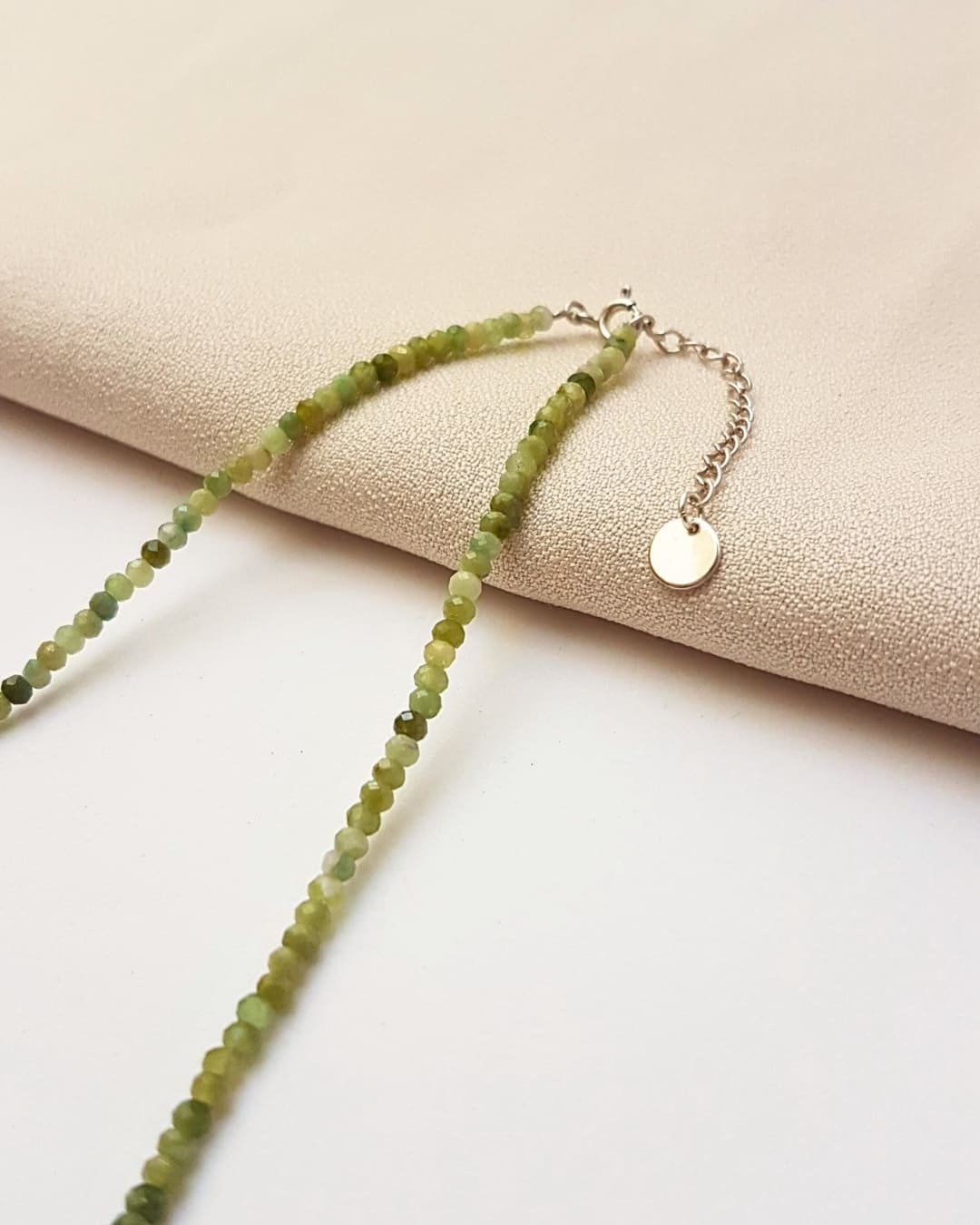 COLAR CHOKER PEDRAS PERIDOTO 2,5MM